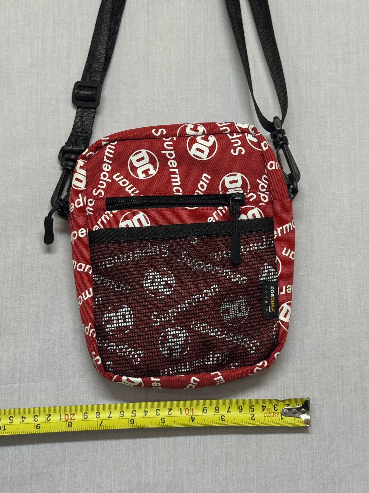 DC Superman-themed crossbody bag pattern Superman and "DC". Size ONE SIZE - 23 Thumbnail