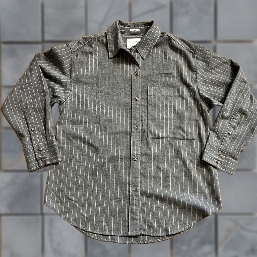 Abercrombie & Fitch Abercrombie & Fitch Soft AF Flannel Shirt Womens Small Gray Oversized Button Up Shirt Womens S Gray / Button-Up Shirt Size S / US 4 / IT 40 - 1 Thumbnail