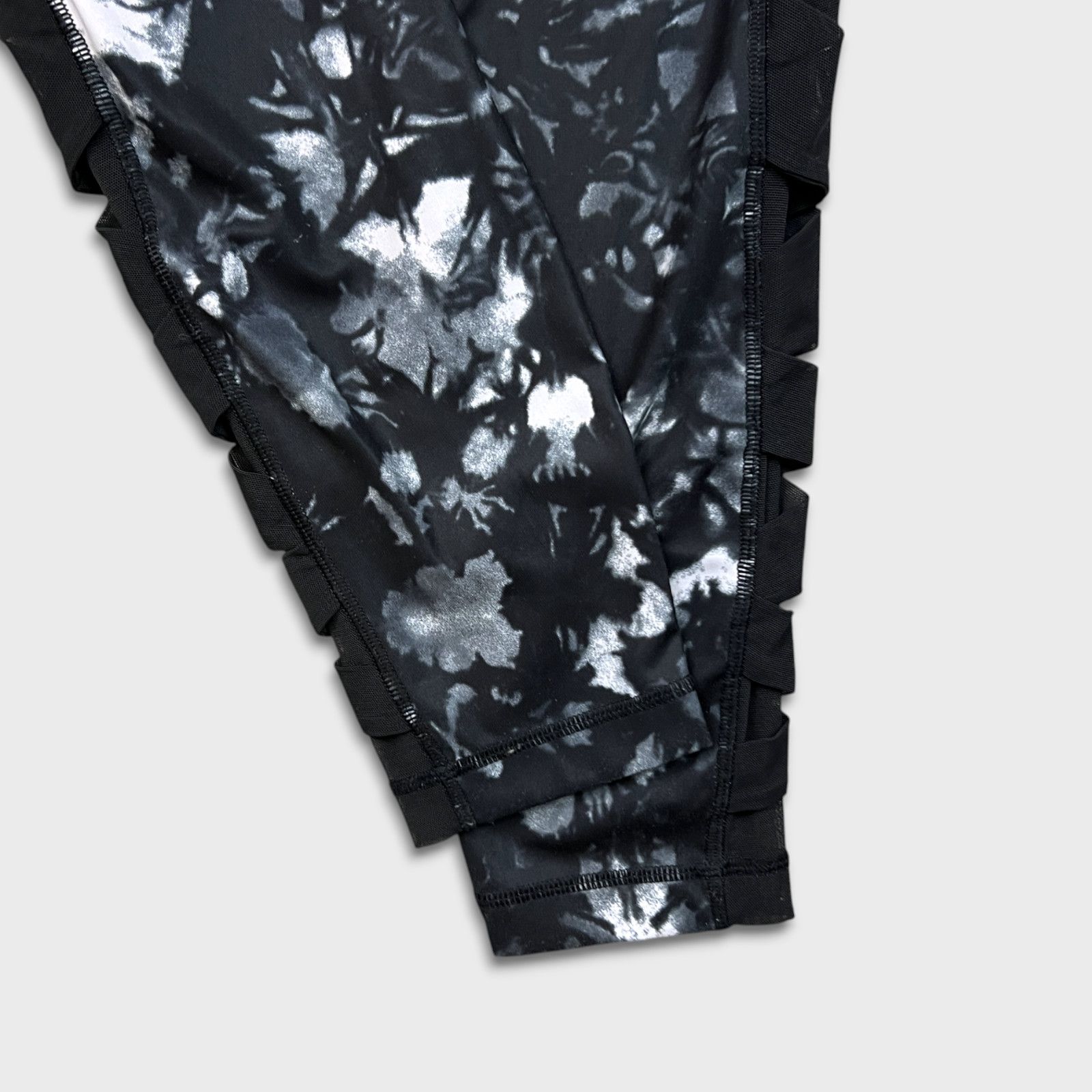 Lululemon Lululemon Rise and Flow Pants Dusk Full On Luxtreme Leggings Size 27" / US 4 / IT 40 - 7 Thumbnail