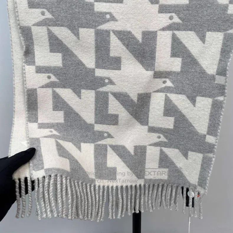 Louis Vuitton Louis Vuitton Houndstooth grey and white fringed large log Size ONE SIZE - 6 Thumbnail