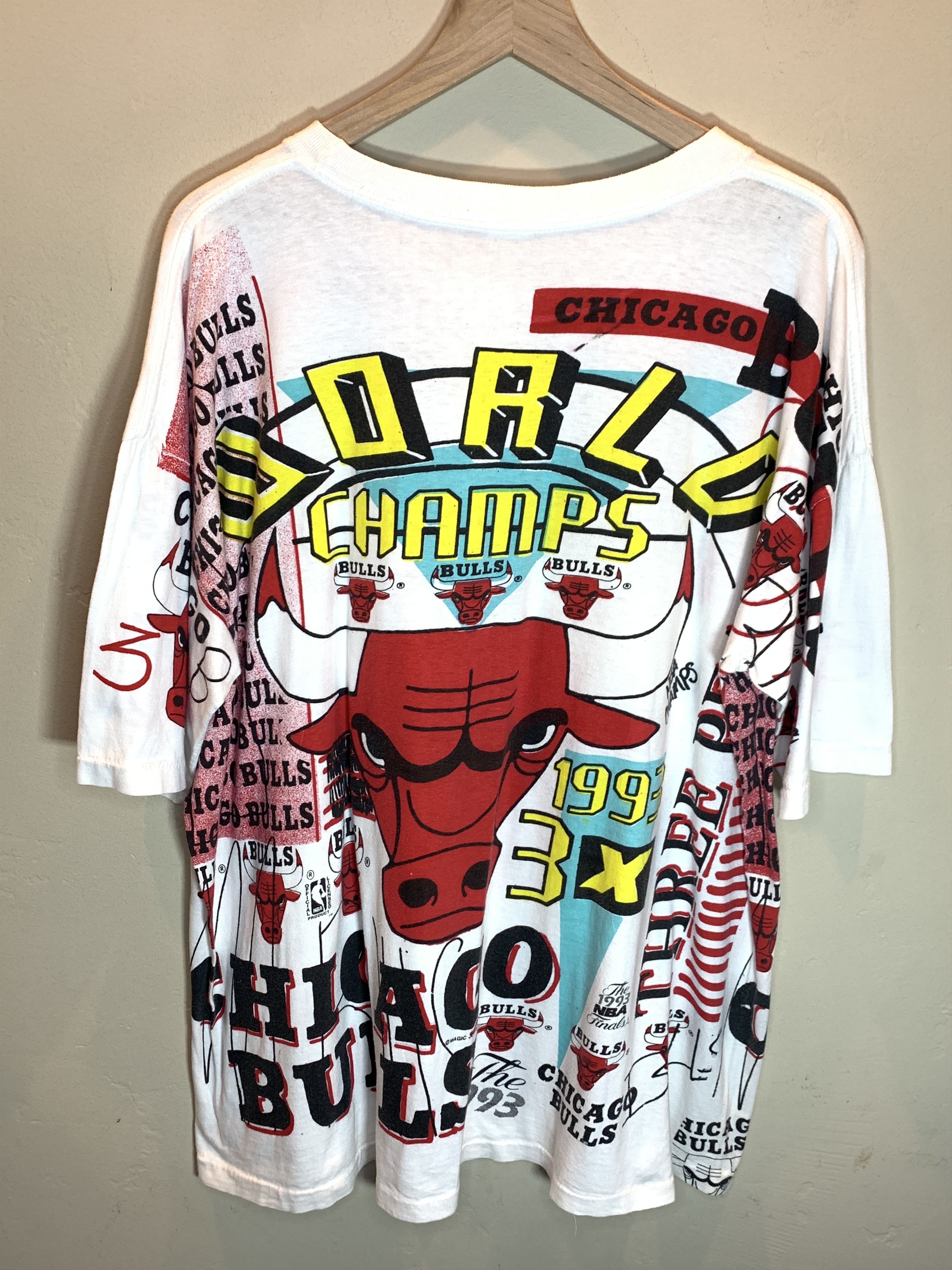 Vintage *RARE* Vintage 90s Chicago Bulls AOP NBA Magic Johnson Shirt Size US XL / EU 56 / 4 - 2 Thumbnail