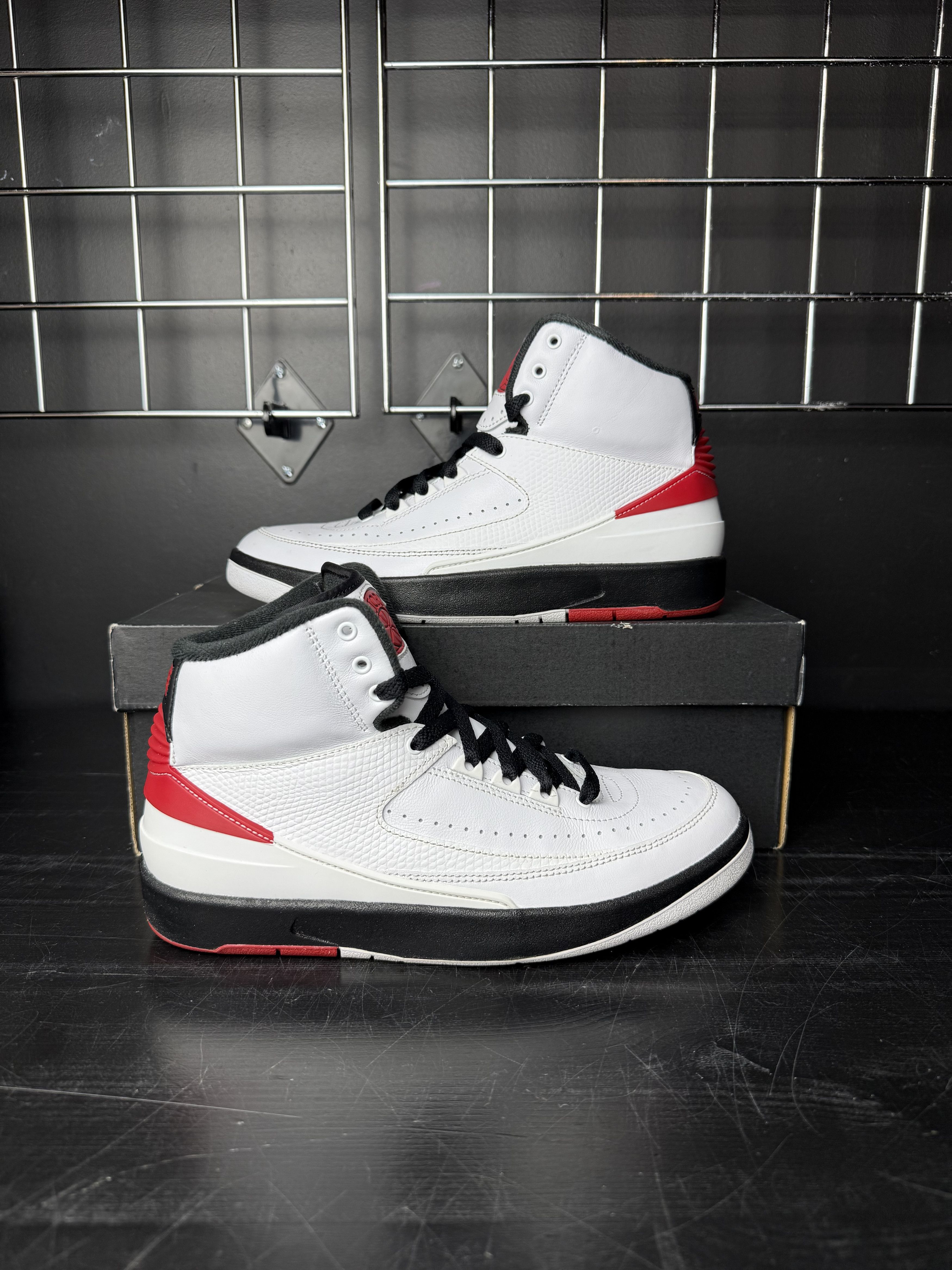 Jordan Brand Air Jordan 2 Retro OG "Chicago" (2022) (GS) **PRE-OWNED** Size US 7 / EU 40 - 1 Thumbnail