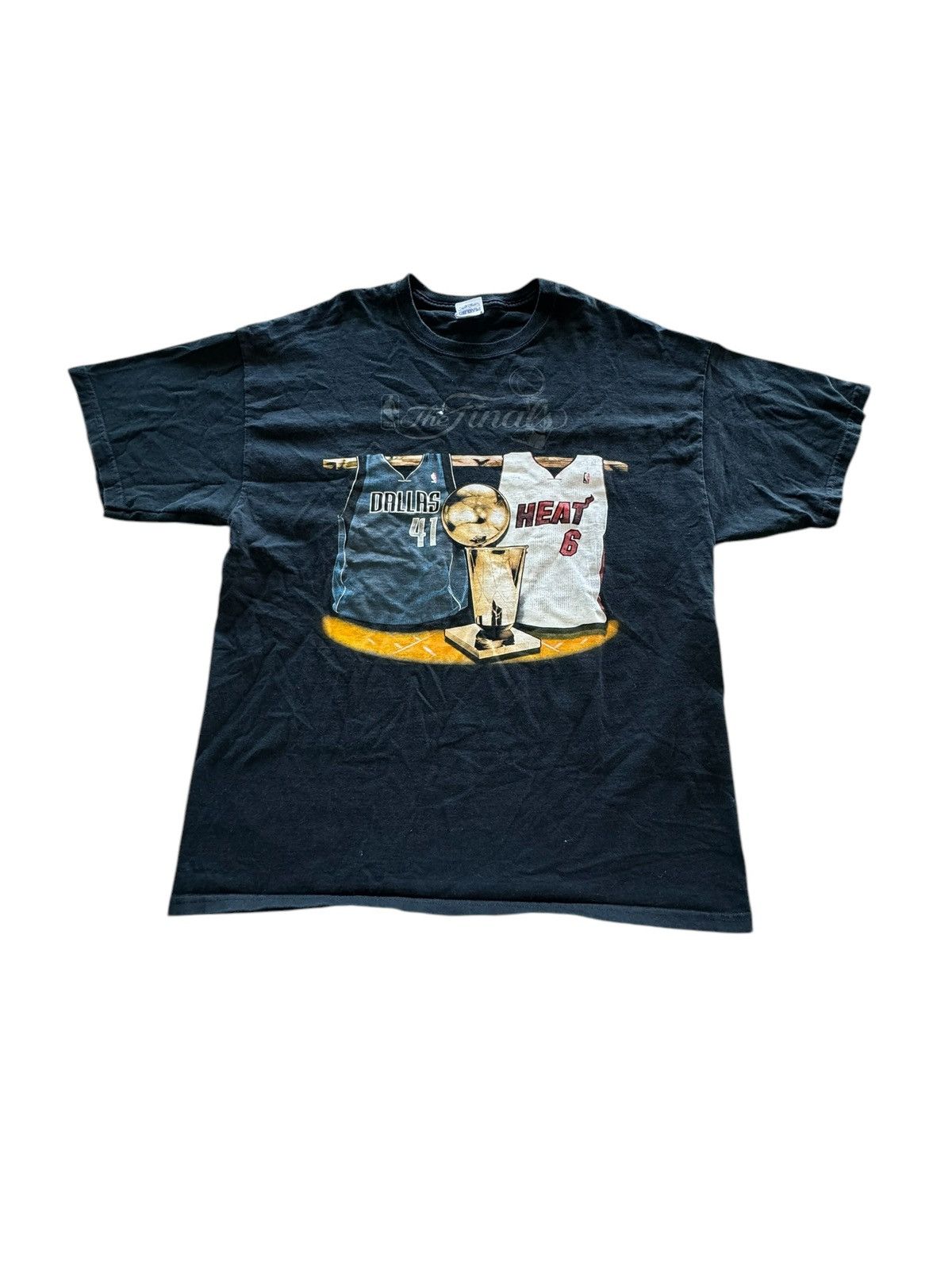 Gildan 2011 NBA Finals Dallas Mavericks vs Miami Heat Graphic Shirt Size US XL / EU 56 / 4 - 1 Thumbnail