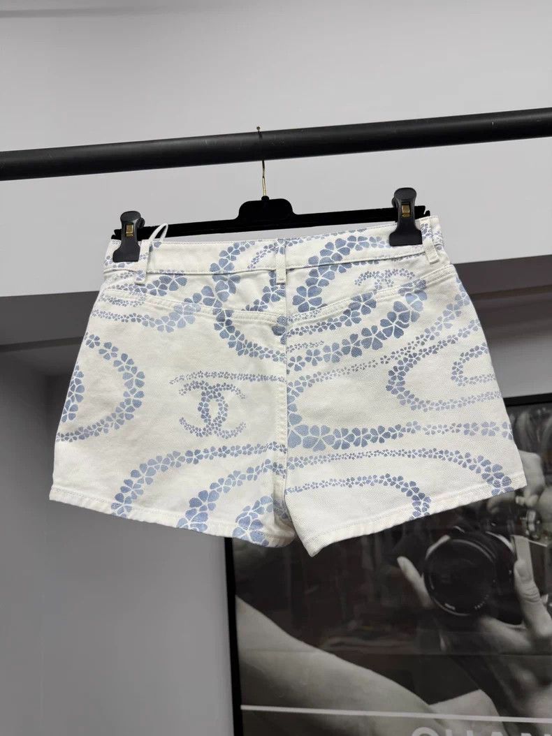 Chanel Chanel White and blue printed denim shorts Size 24" / US 00 / IT 34 - 2 Thumbnail