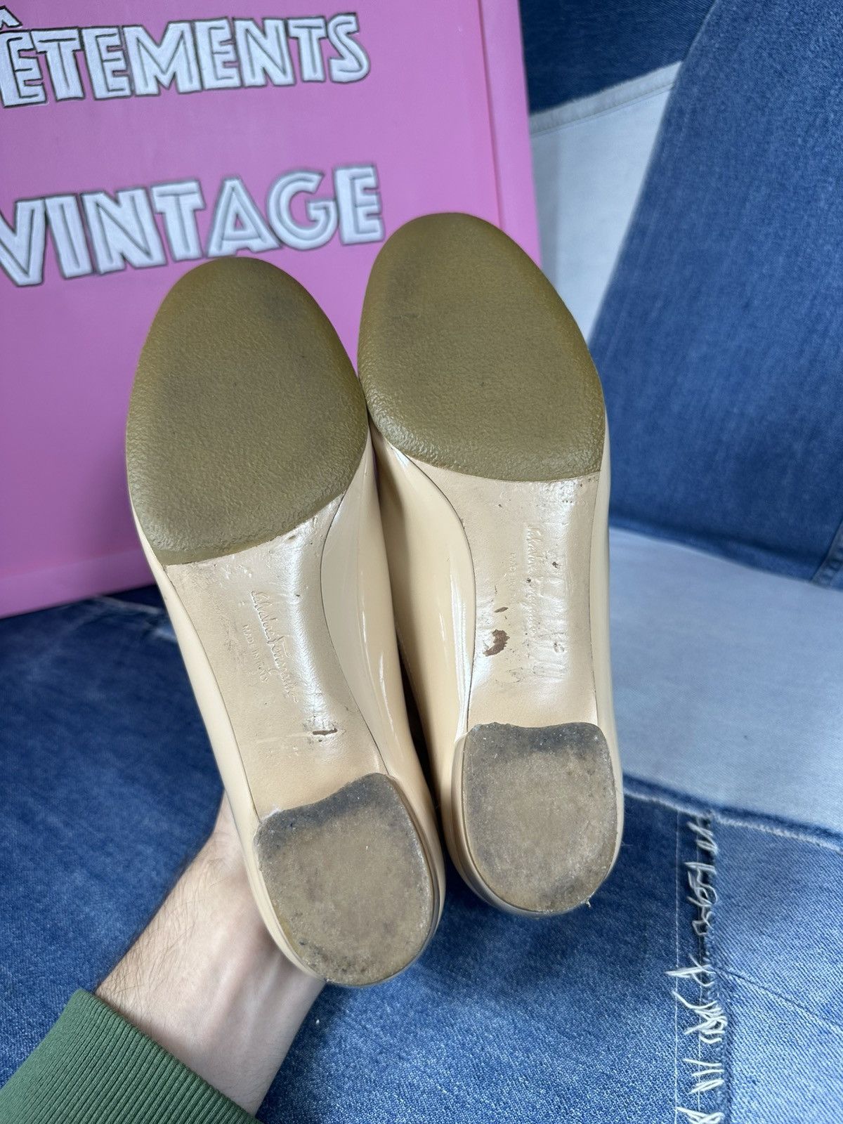 Salvatore Ferragamo Salvatore Ferragamo Vara Pump Heel Bow Beige Patent Leather Size US 6.5 / IT 36.5 - 23 Thumbnail