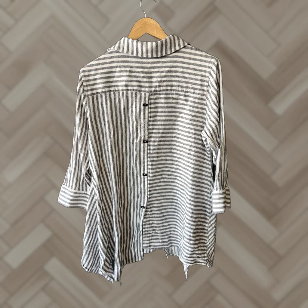 Soft Surroundings Soft Surroundings Womens Gray striped 3/4 Sleeve Button-Up Blouse Size Large L Gray Striped Tunic Womens Size L / US 10 / IT 46 - 1 Thumbnail