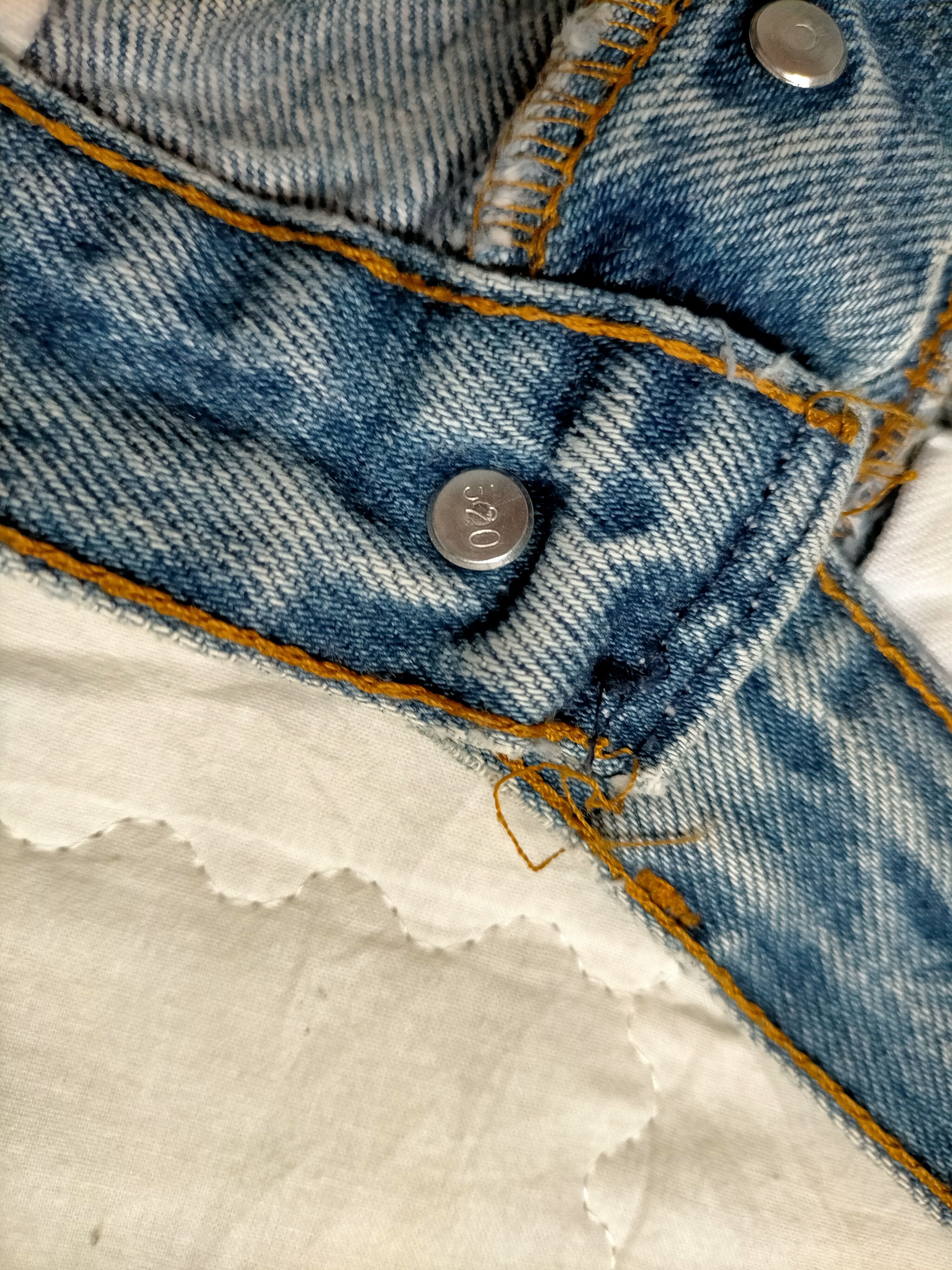 Levi's Vintage Clothing Vintage Levis 501 Usa Button Fly 520 Blue Jeans Size US 31 - 20 Thumbnail