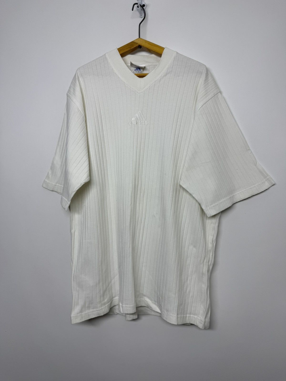 Adidas Vintage 90s Adidas v-neck ribbed T-Shirt logo in beige Size US M / EU 48-50 / 2 - 3 Thumbnail