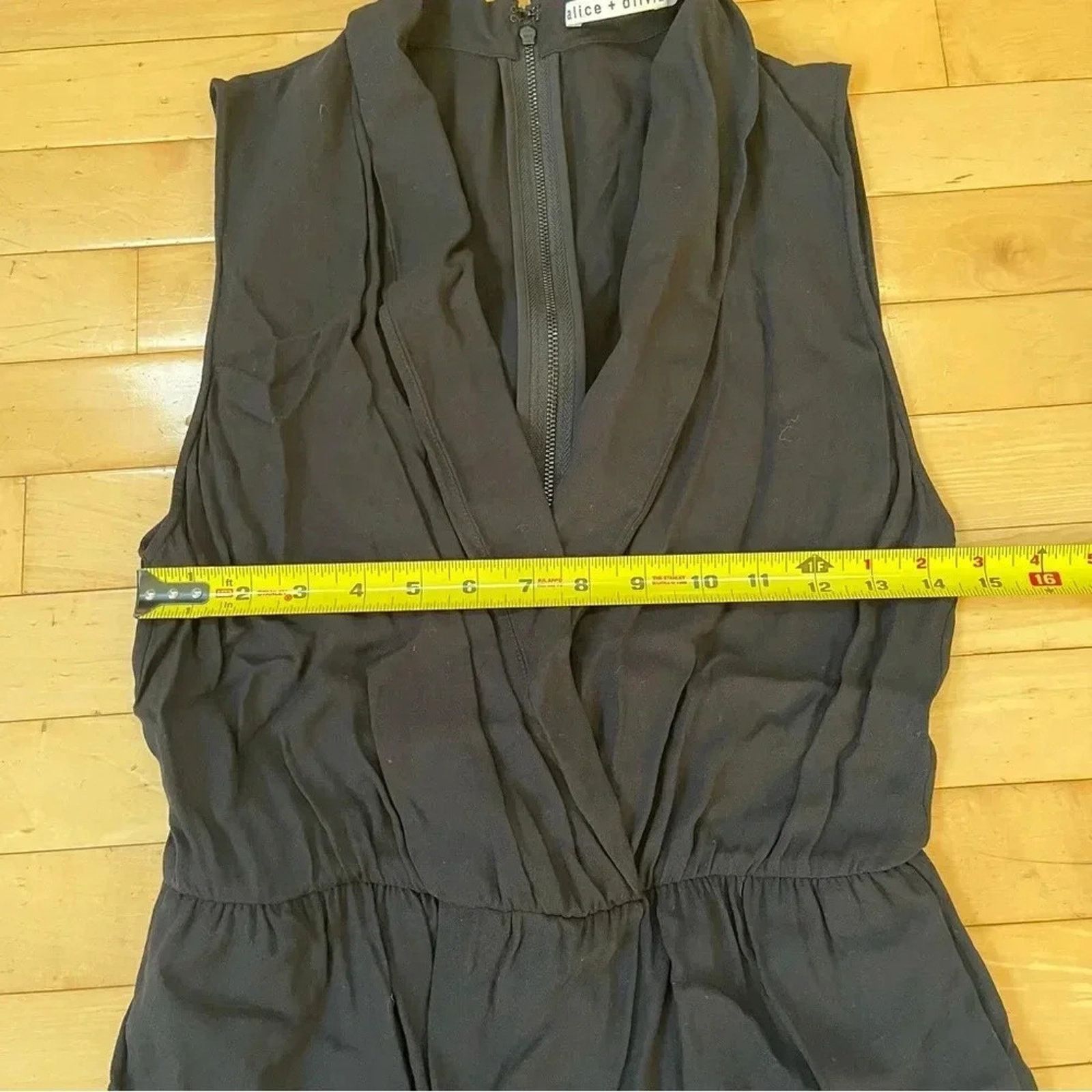 Alice + Olivia Alice + Olivia Romper Size 2 Black Zip Up Back V Neck Flowy Size 26" / US 2 / IT 38 - 6 Thumbnail
