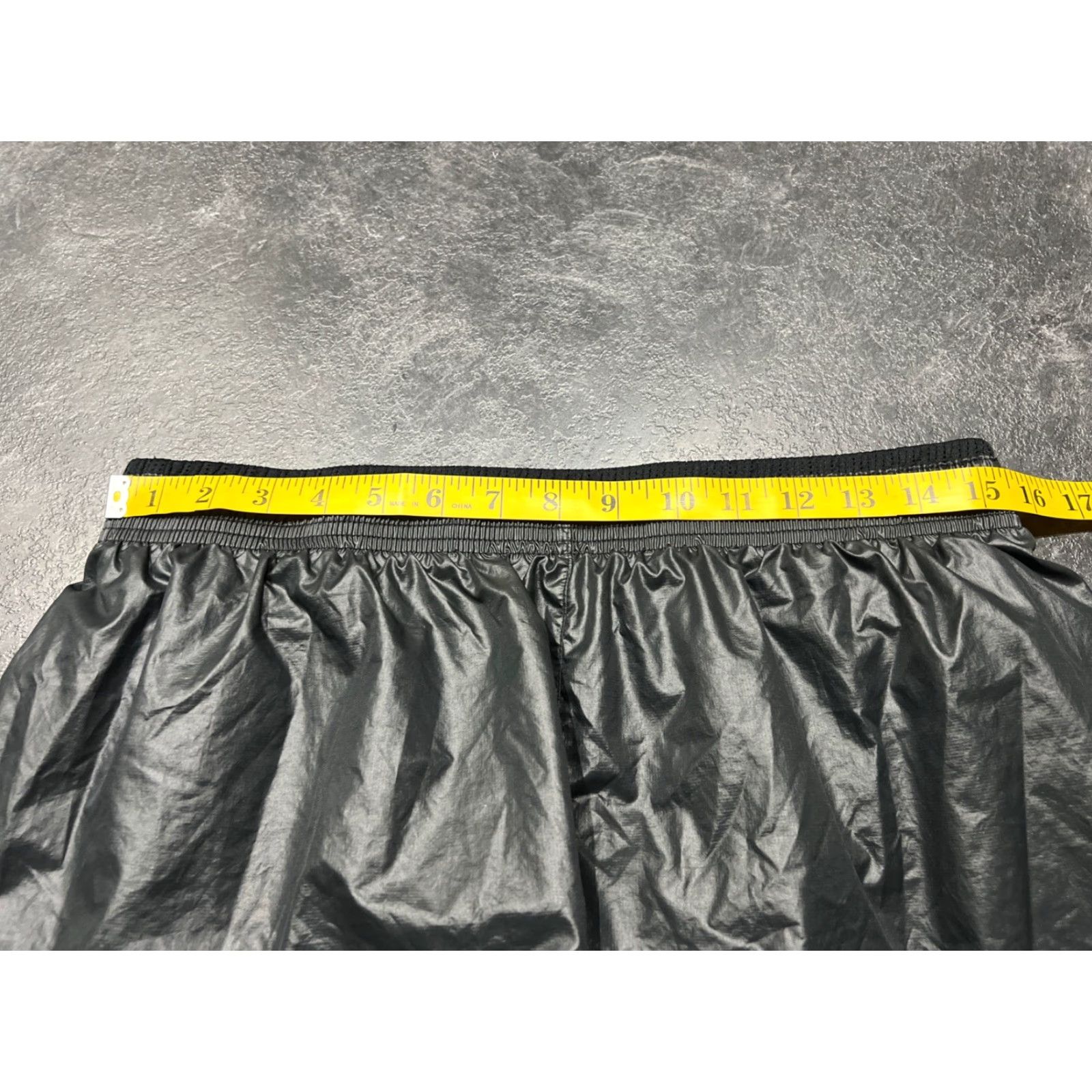 Nike Nike Women Shorts Swoosh Run Running L Black White Standard Fit Activewear Running Adjustable Waist 3.5in Inseam Womens Size 36" / US 14 / IT 50 - 4 Thumbnail