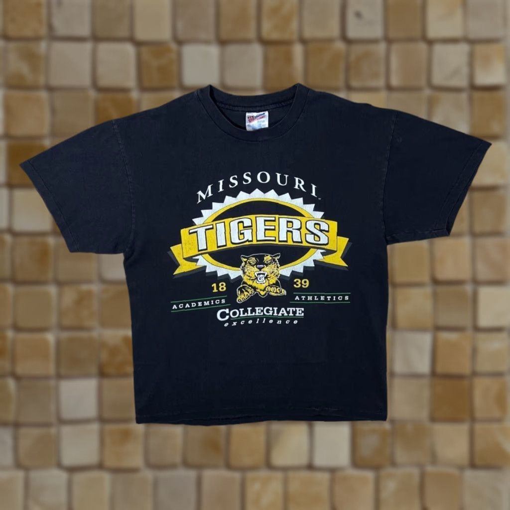 Hanes VINTAGE Hanes NCAA Missouri Tigers College Graphic Single Stitch T-Shirt Large Mens Black 90s Graphic Print Tigers Football Size US L / EU 52-54 / 3 - 1 Thumbnail