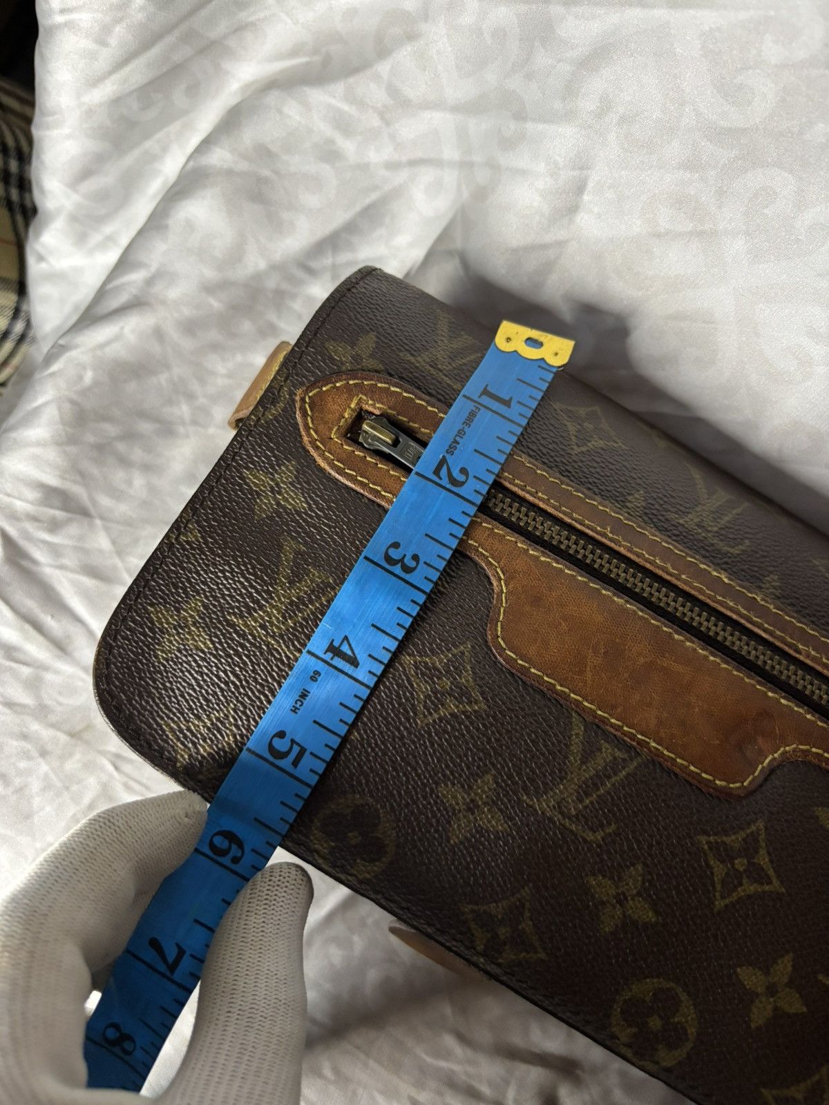 Louis Vuitton (very worn) Louis Vuitton Cluth Bag Vintage Size ONE SIZE - 15 Thumbnail