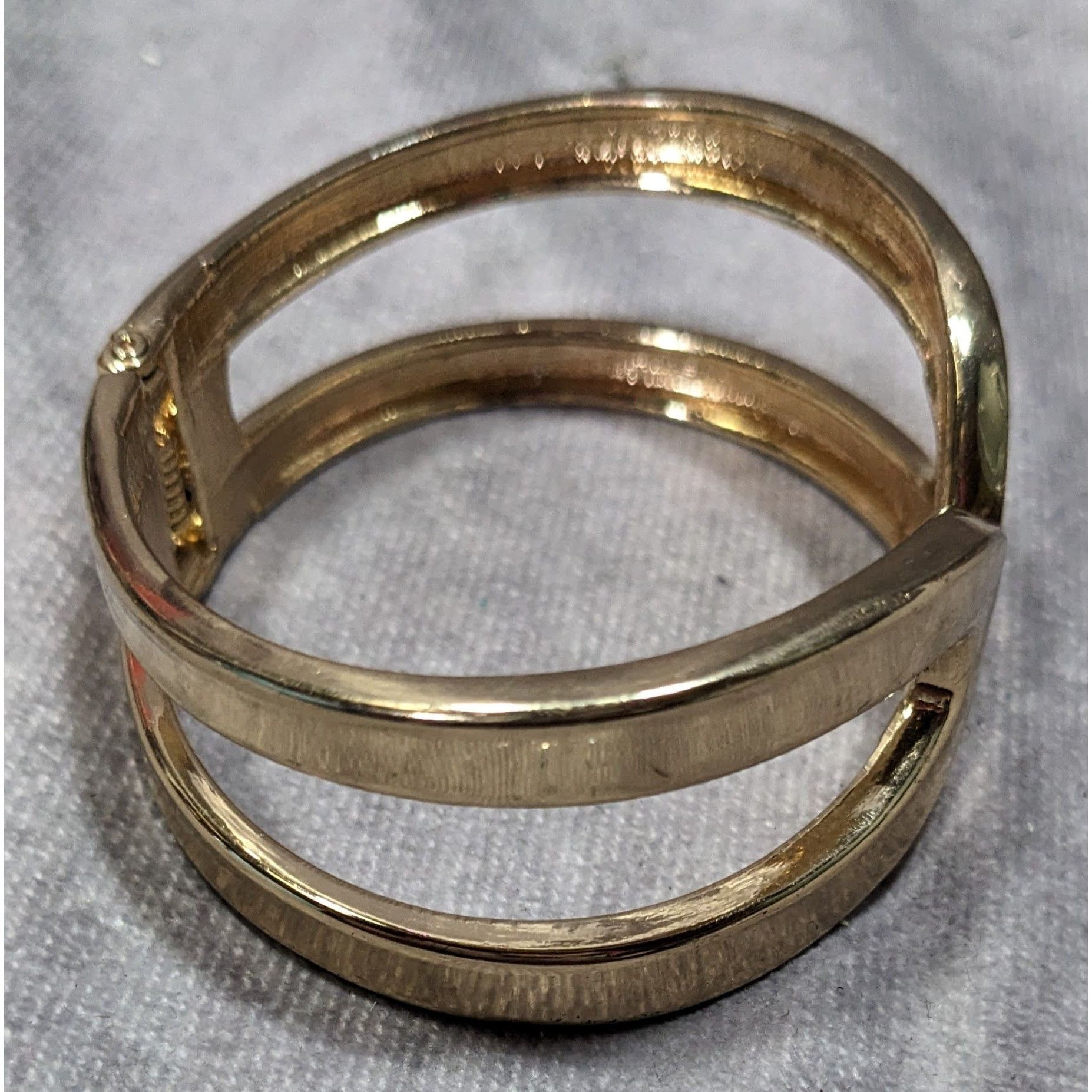 Other Gold-Tone Hinged Bangle Bracelet With Openwork Design Size ONE SIZE - 7 Thumbnail