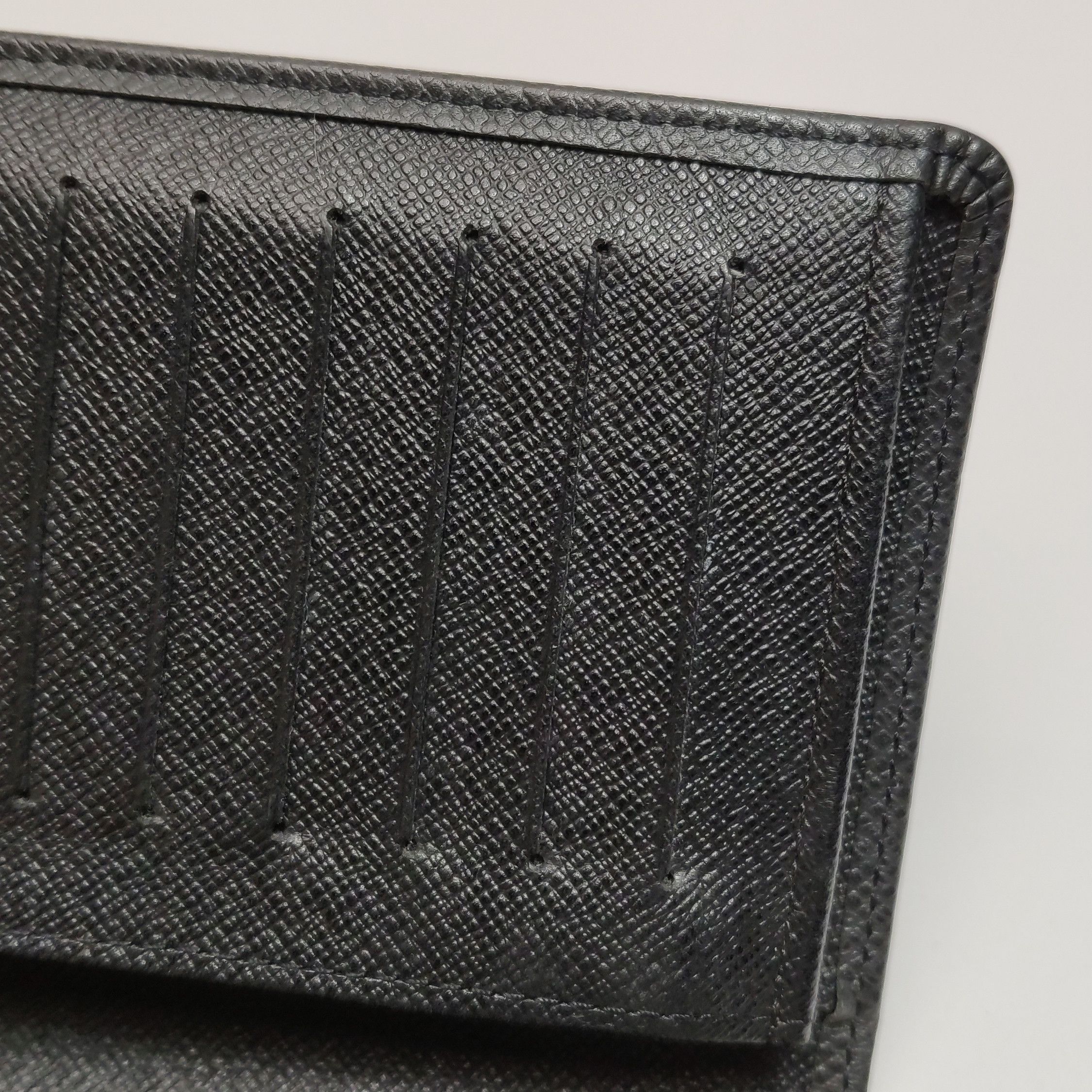 Louis Vuitton Louis Vuitton (LV) Brazza leather solid color bi-fold walle Size ONE SIZE - 5 Thumbnail