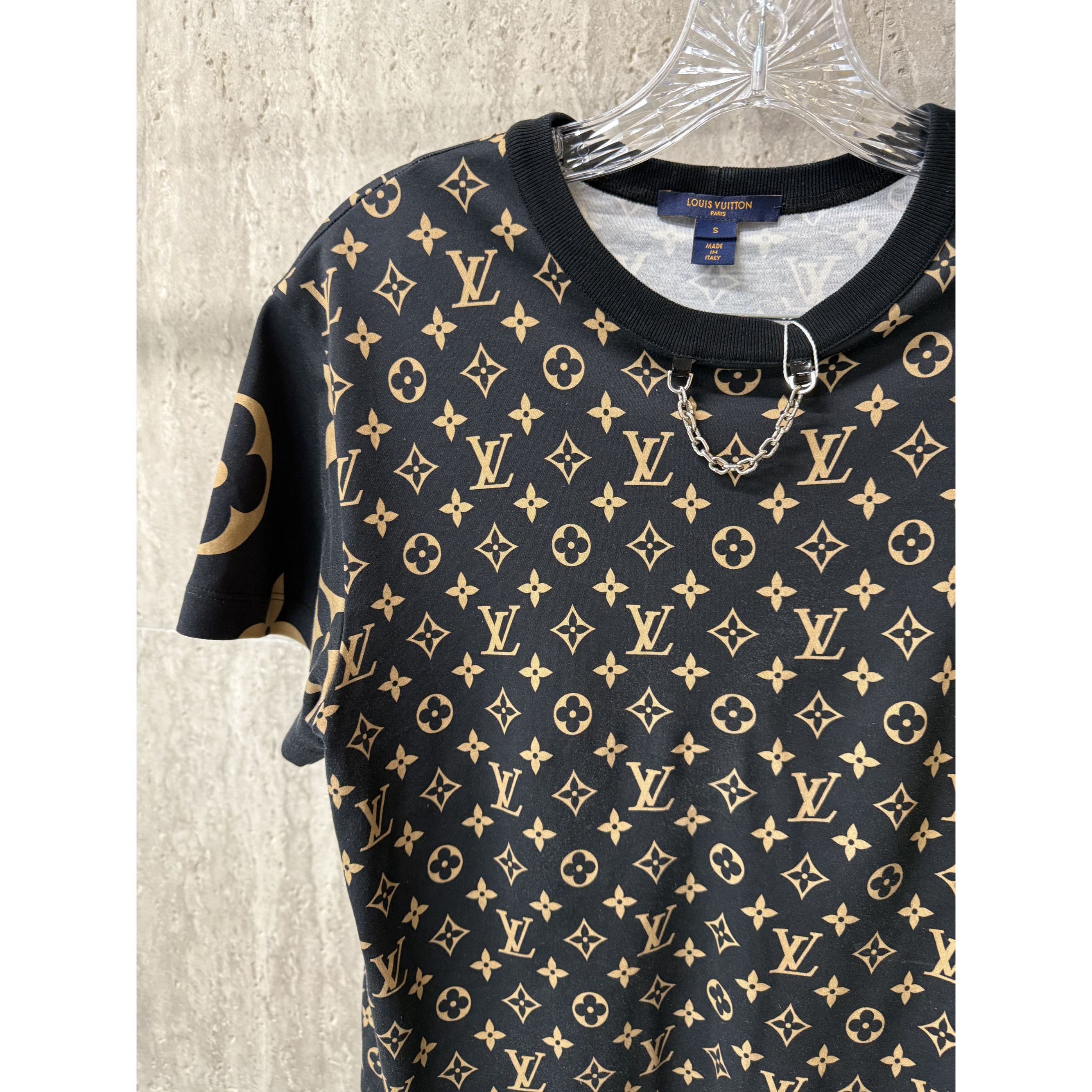 Louis Vuitton Louis Vuitton Black Monogram Print T-Shirt With Chain Accent Size S / US 4 / IT 40 - 3 Thumbnail