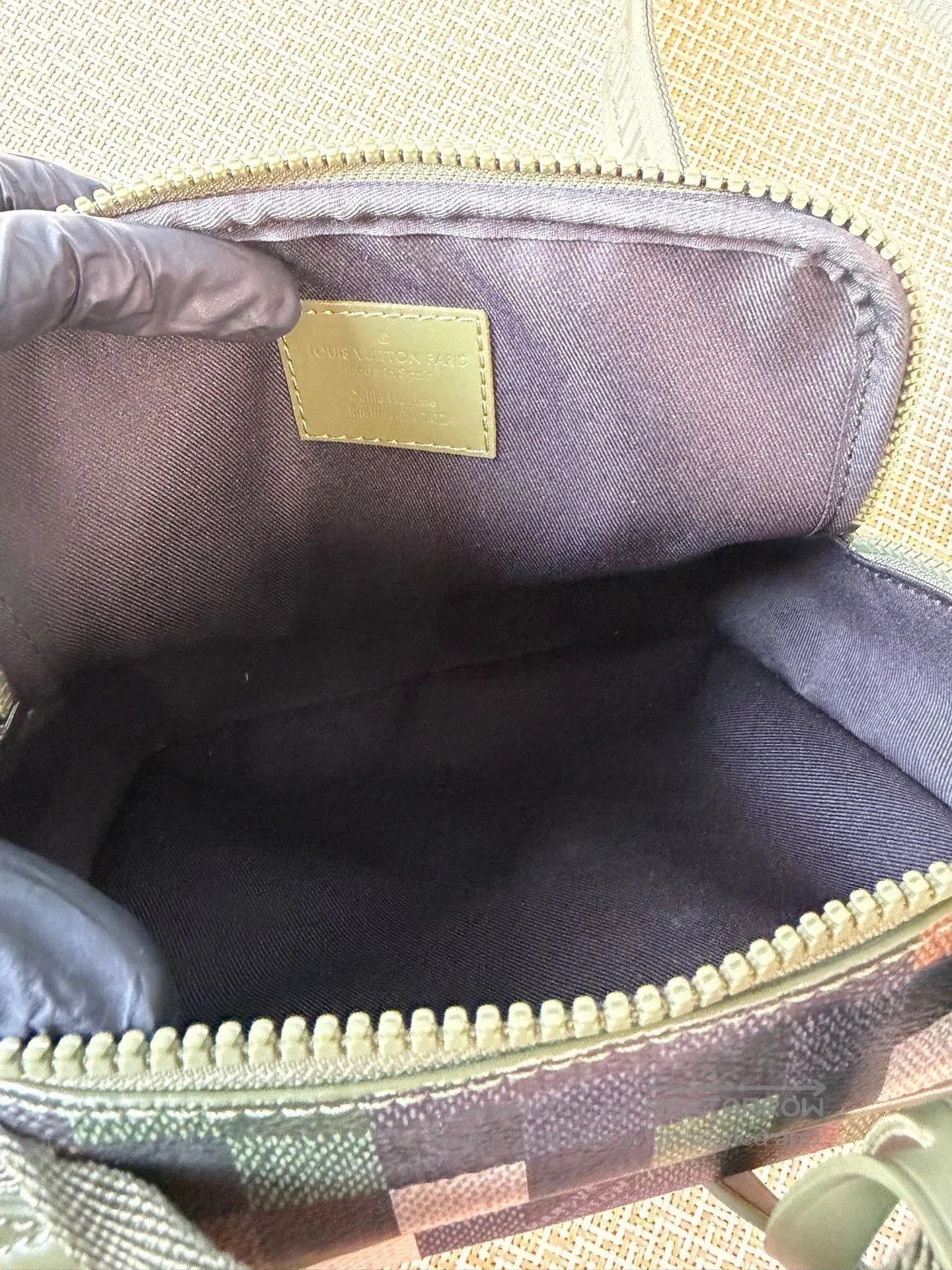 Louis Vuitton Louis Vuitton Men's Camo Messenger Bag. Size ONE SIZE - 8 Thumbnail