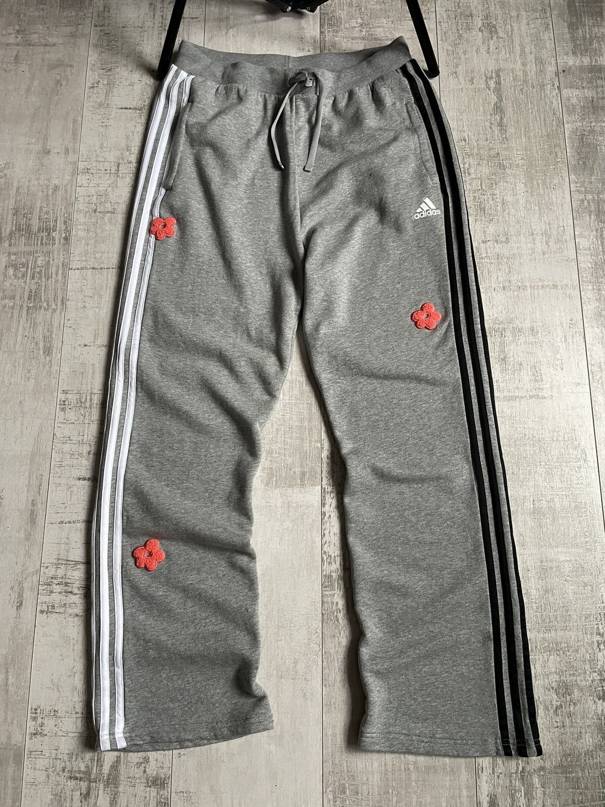 Adidas Adidas Y2K Stripes Flower Sweatpants Baggy Fit RARE Size 27" / US 4 / IT 40 - 1 Thumbnail