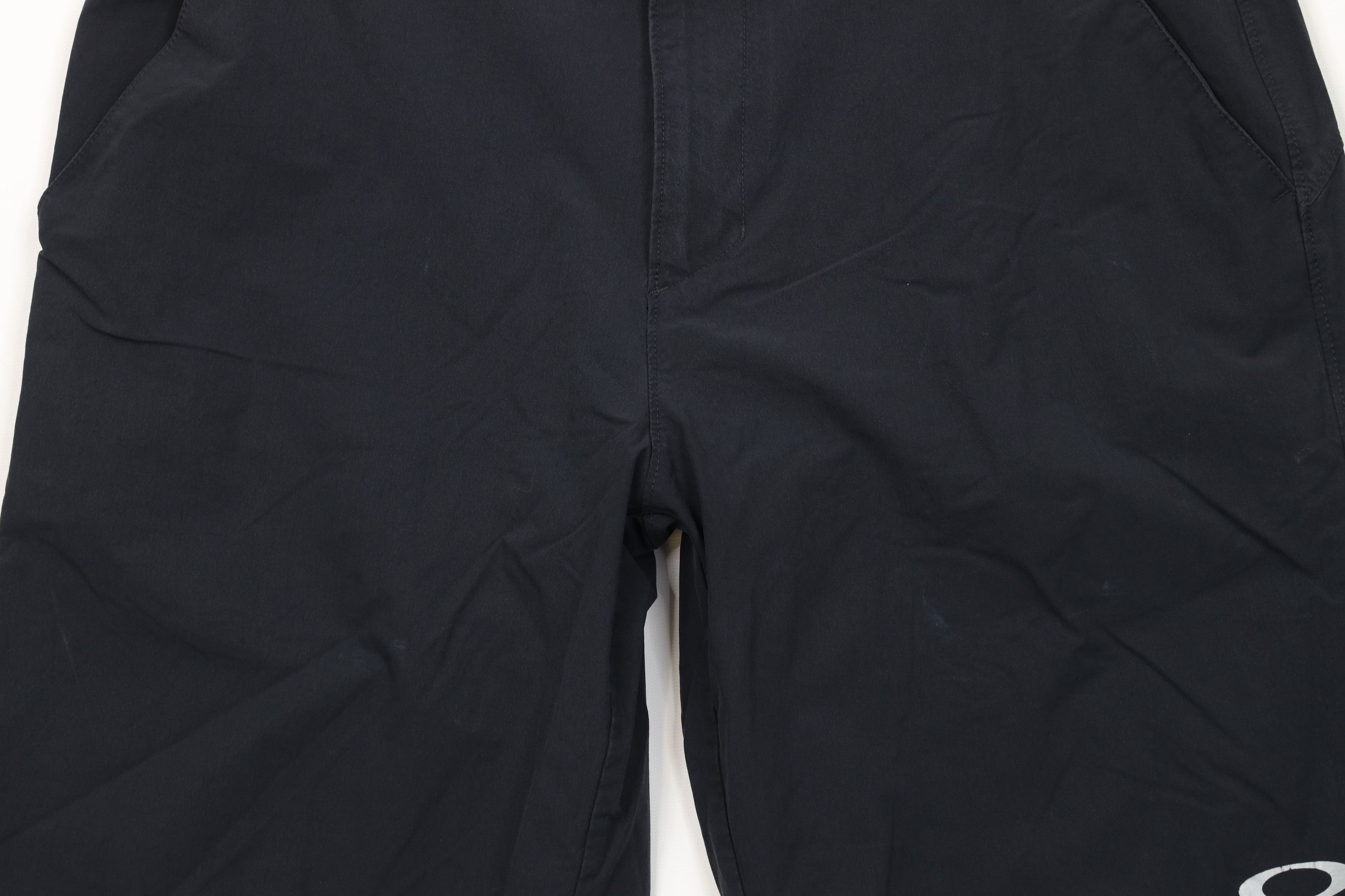 Oakley Vintage Oakley O Logo Above Knee Golf Chino Shorts Black Size US 34 / EU 50 - 3 Thumbnail