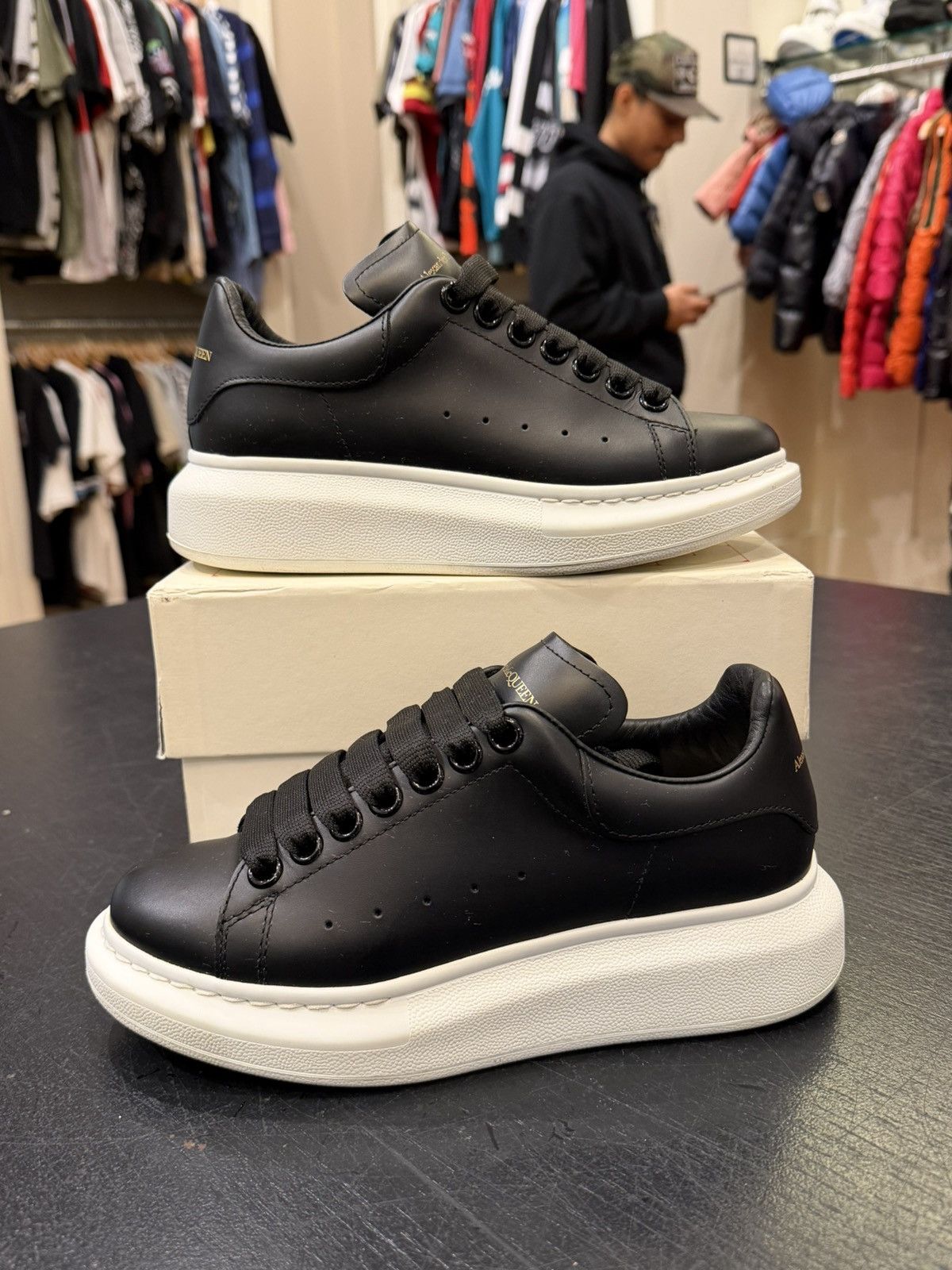 Alexander McQueen Alexander McQueen Oversized Sneaker - Black Size US 5 / IT 35 - 1 Thumbnail