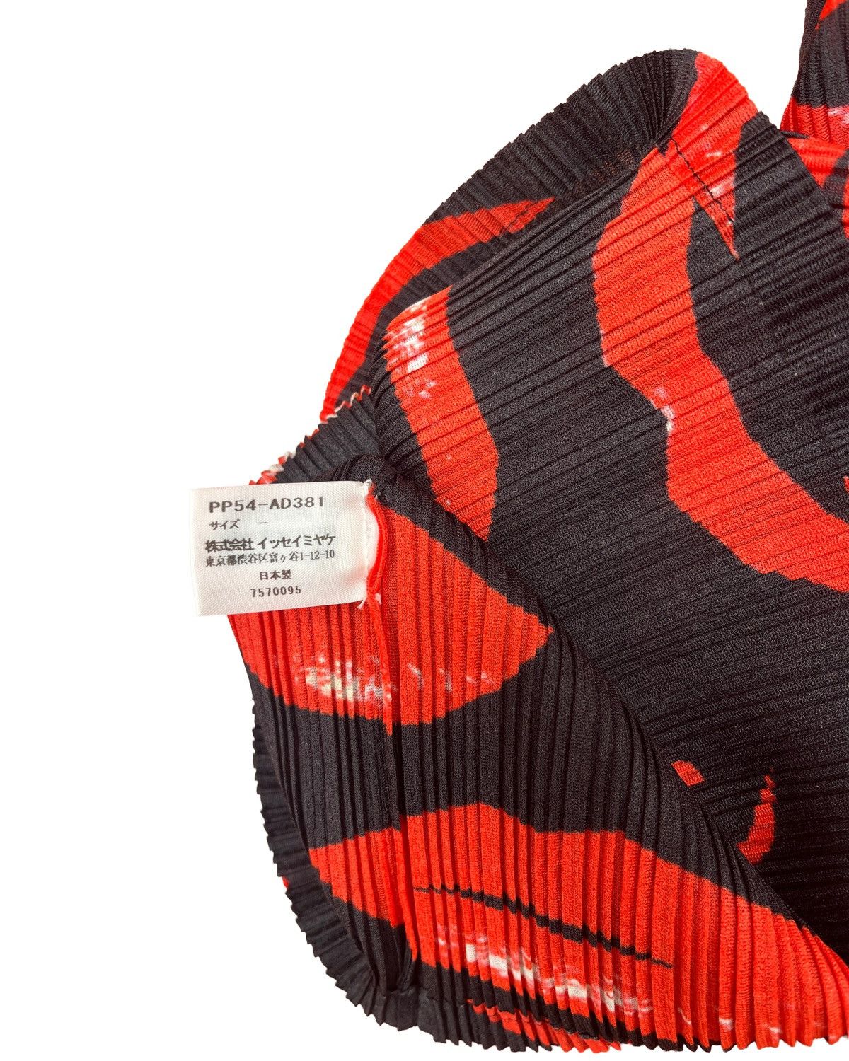 Pleats Please Issey Miyake Pleats Please Lip Print Neck Warmer Size ONE SIZE - 6 Thumbnail