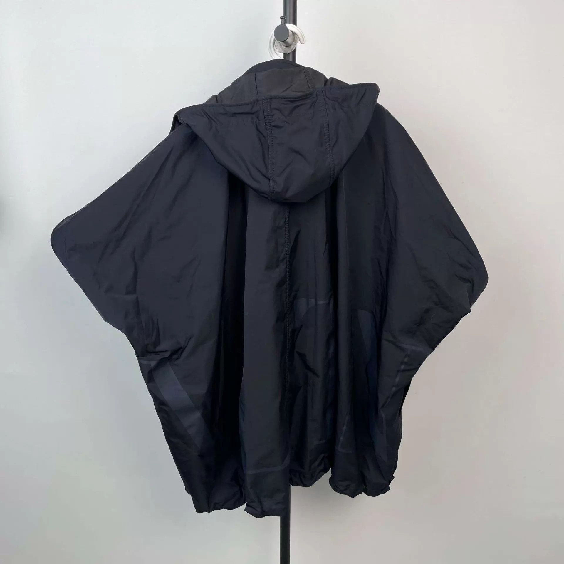 Valentino Valentino Cloak 46 Navy Size L / US 10 / IT 46 - 2 Thumbnail