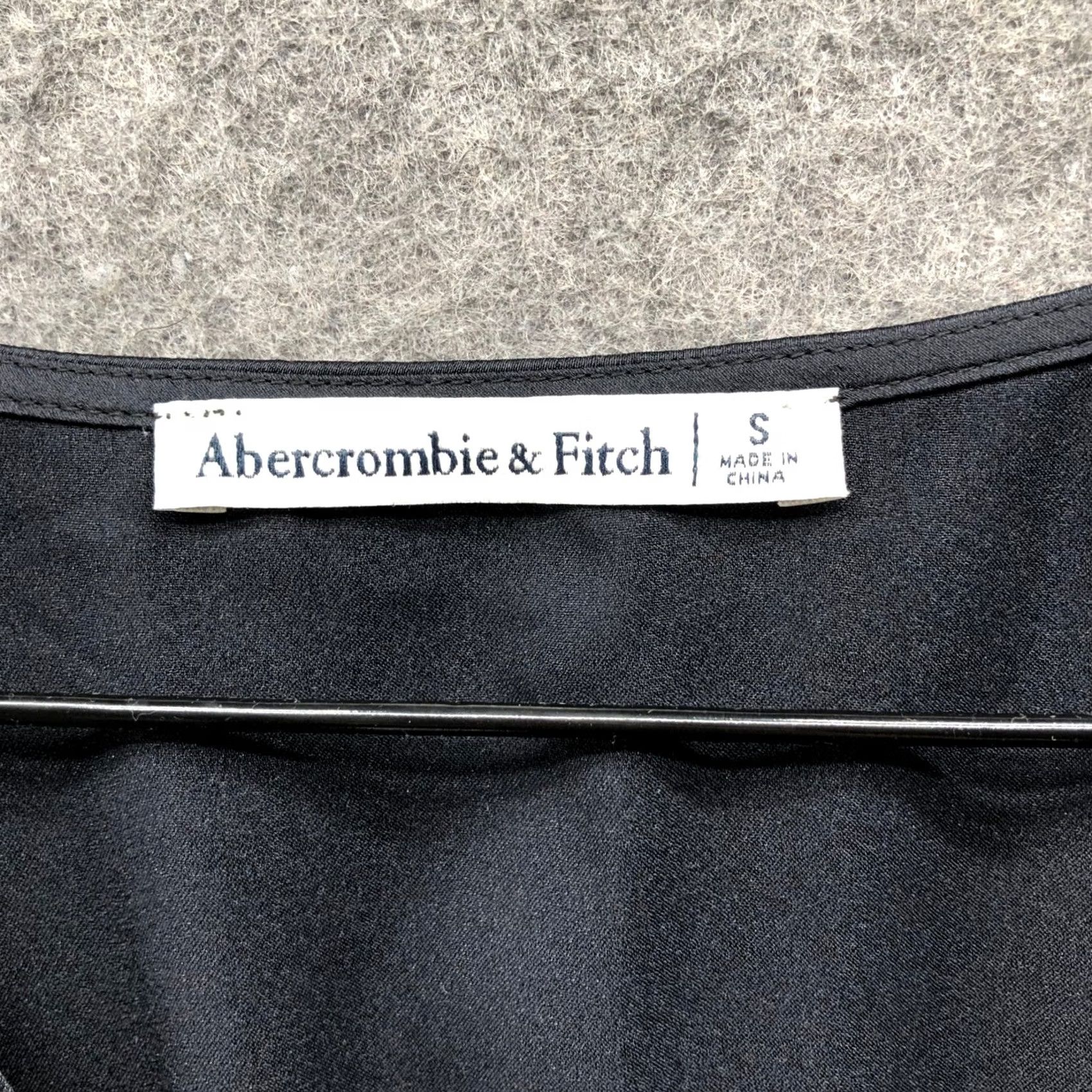Abercrombie & Fitch Abercrombie & Fitch Black Satin Blouse Womens S Long Sleeve V-Neck Button Front Size S / US 4 / IT 40 - 5 Thumbnail