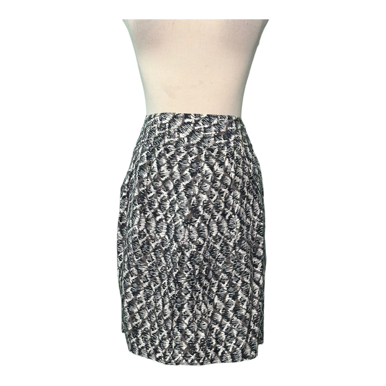 Banana Republic Banana Republic black cream pleated mini skirt size 4 Size 29" - 9 Thumbnail