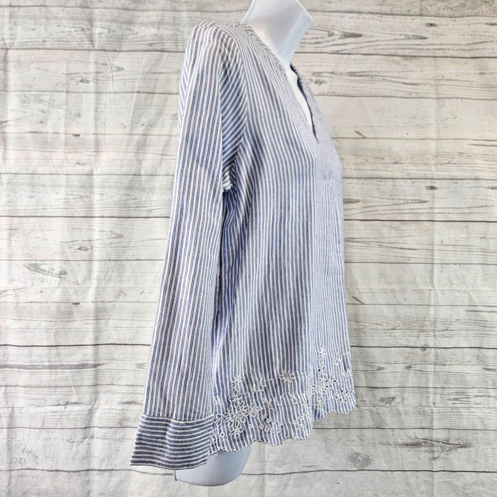 Old Navy Old Navy Womens Top XS Blue White Stripe Embroidered Eyelet Long Sleeve Blouse, Multicolor, V-Neck, Regular Fit, XS Women’s Shirt Size XS / US 0-2 / IT 36-38 - 3 Thumbnail