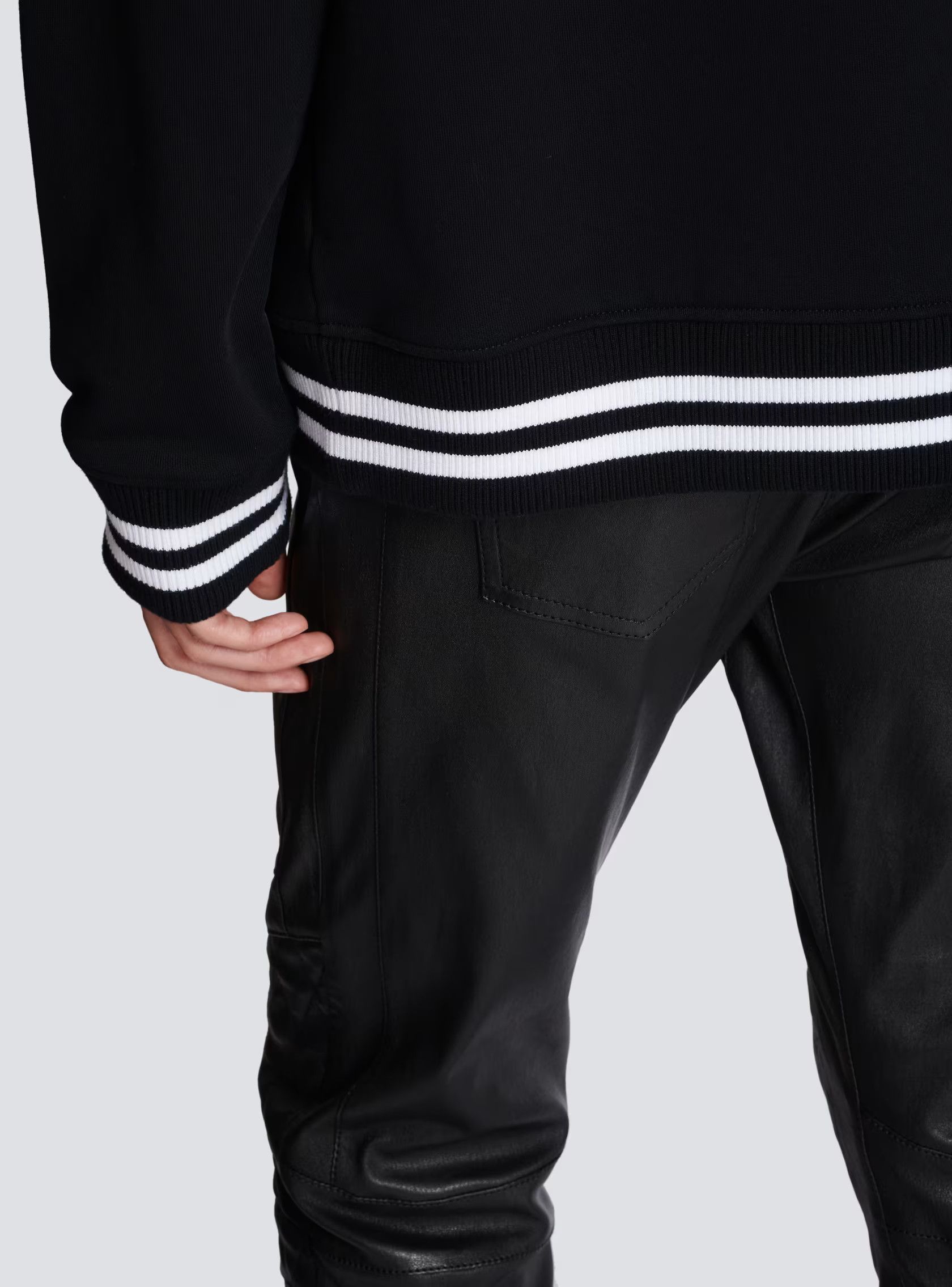 o1s1wg110125 Signature Hoodie in Black