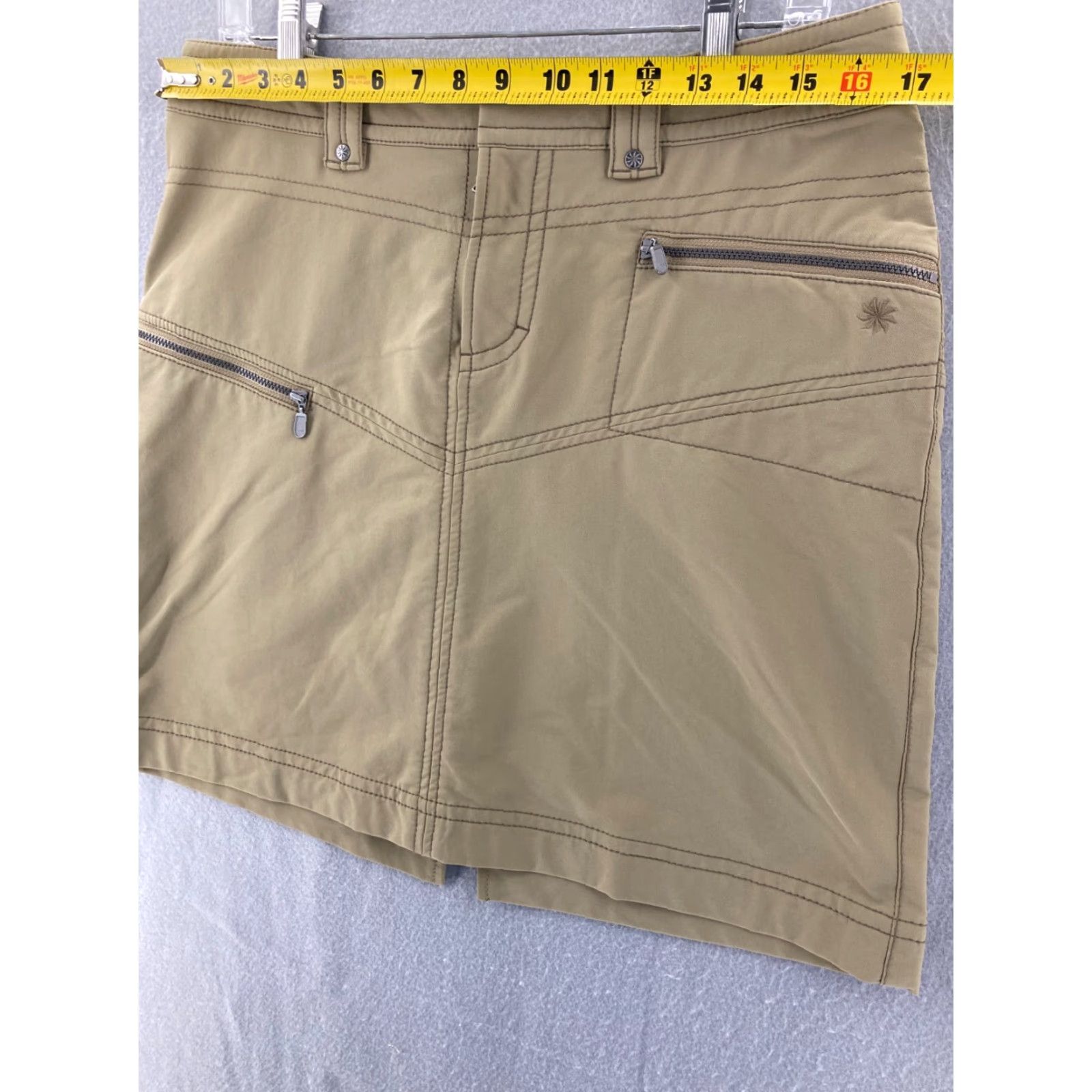 Athleta Athleta Skirt Womens 10 Khaki Nylon Cargo Pocket Front Zip Knee Length Beig e Casual Mens? Size 32" / US 10 / IT 46 - 2 Thumbnail