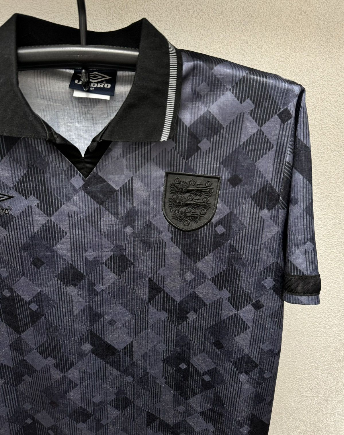 Umbro England umbro vintage black soccer jersey 1990th M sz Size US M / EU 48-50 / 2 - 6 Thumbnail