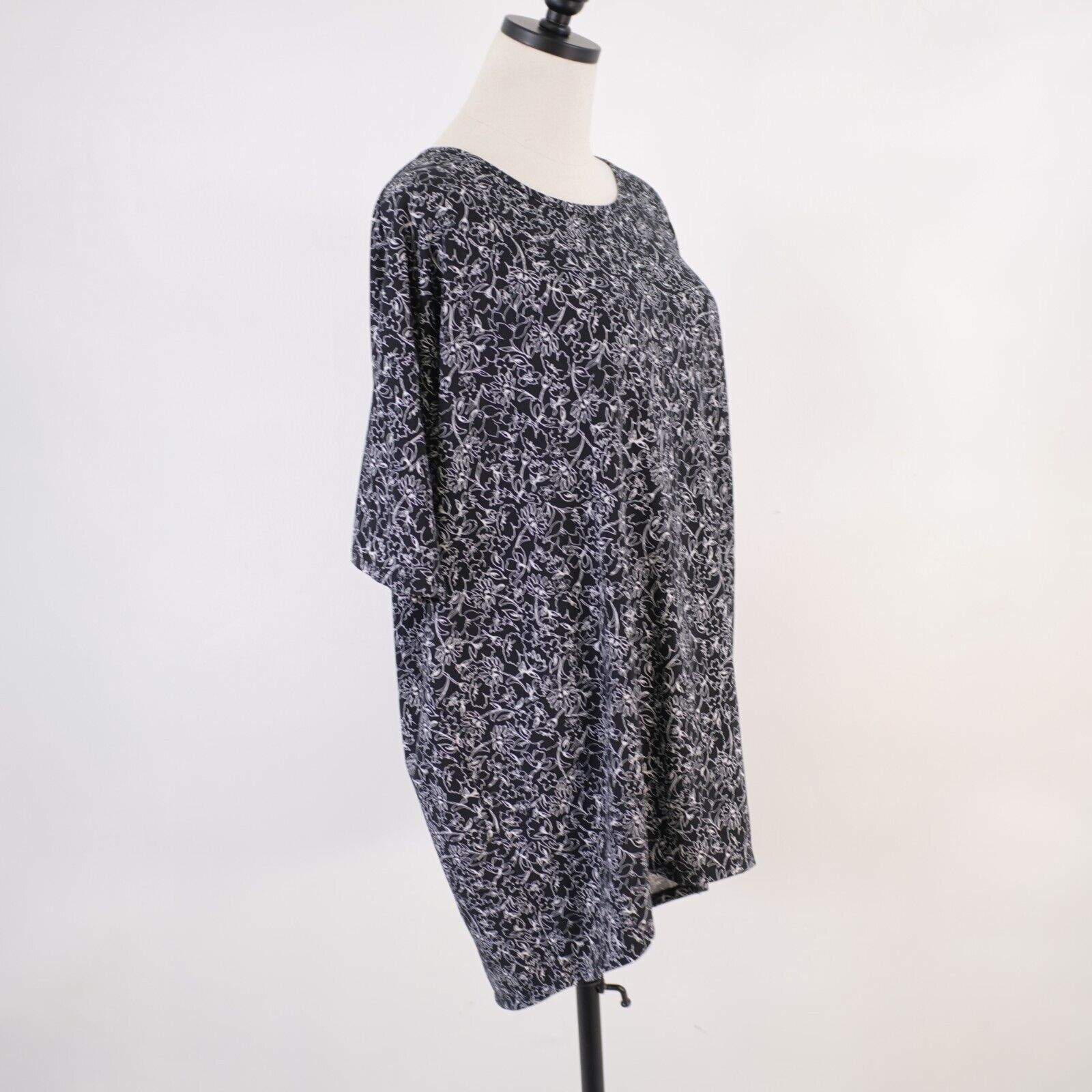 Designer NEW Lularoe Black Floral Scoop Neck Medium Long Tail T-Shirt Size M / US 6-8 / IT 42-44 - 7 Thumbnail