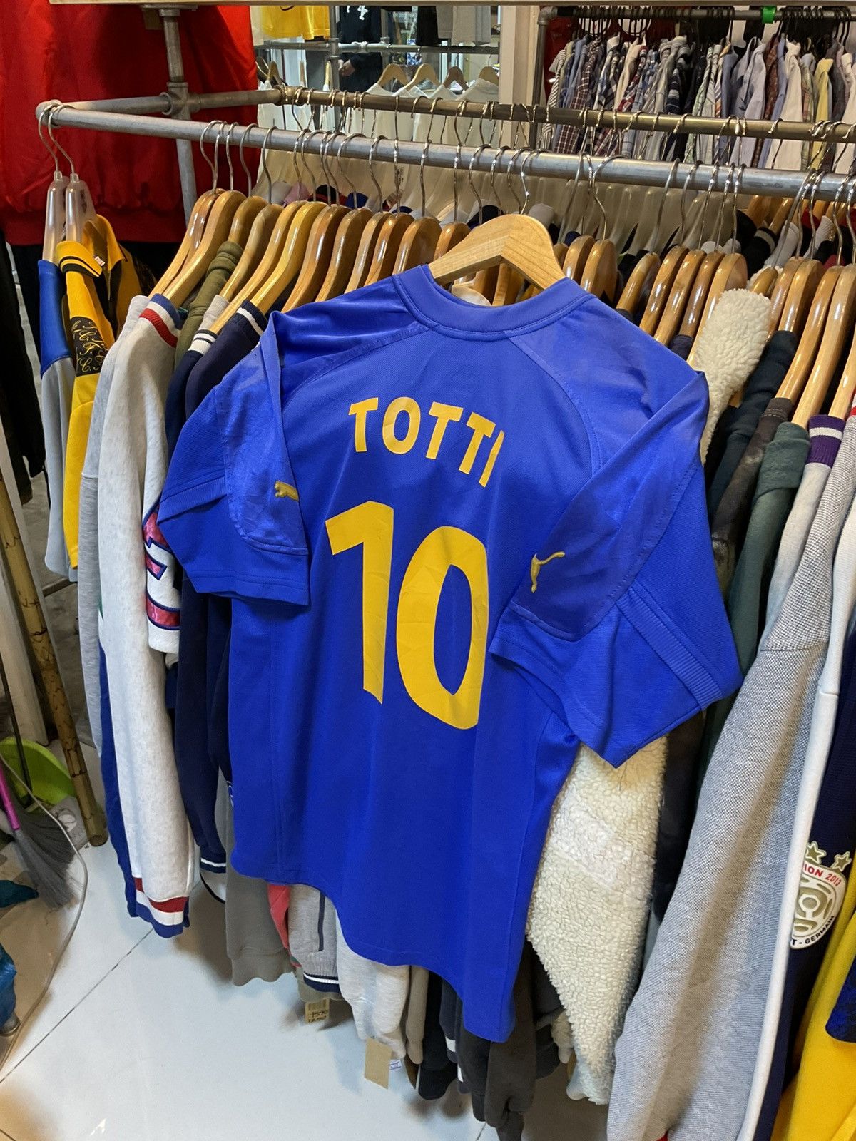 Puma Vintage 2004 Italy TOTTI10 Home Kit Size US M / EU 48-50 / 2 - 2 Thumbnail