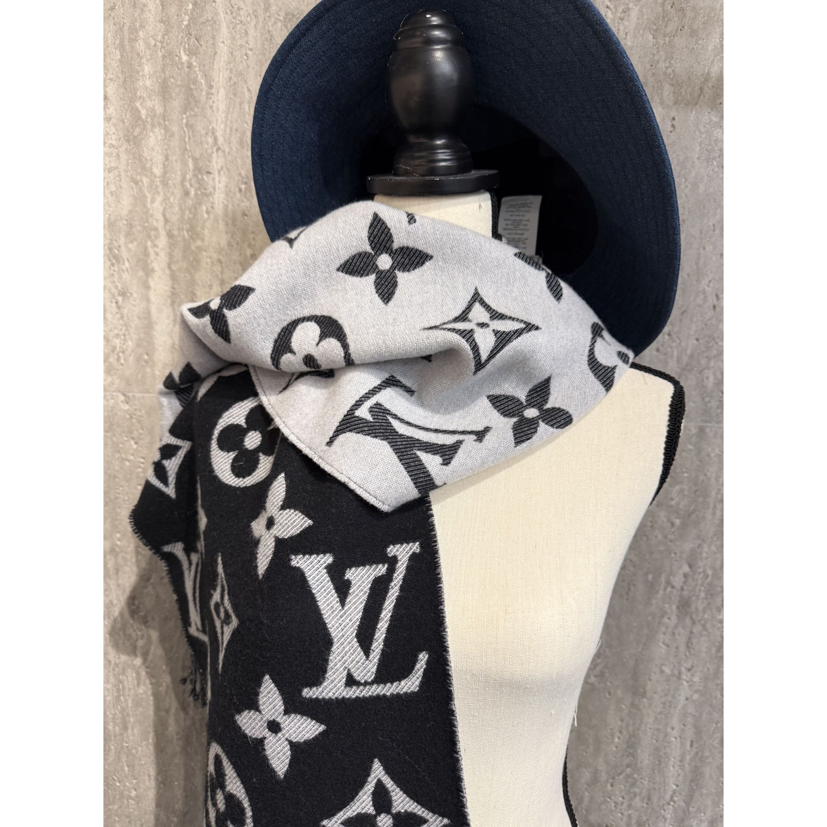 Louis Vuitton Louis Vuitton Monogram Wool Scarf Black & Gray Reversible Ma Size ONE SIZE - 4 Thumbnail
