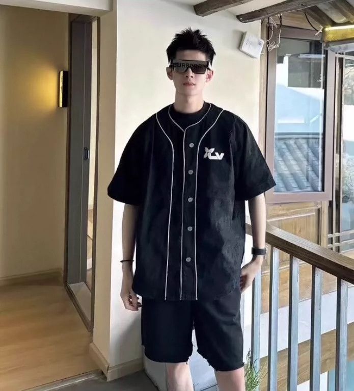 Louis Vuitton Louis Vuitton Cotton short-sleeved shirt with black logo e Size US L / EU 52-54 / 3 - 9 Thumbnail