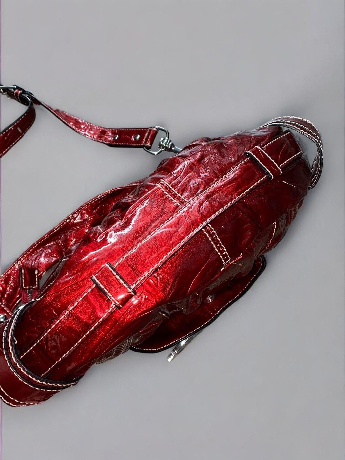 Guess 🔥 Y2K GUESS RED PATENT LOGO BAG PARIS HILTON VIBES Size ONE SIZE - 8 Thumbnail