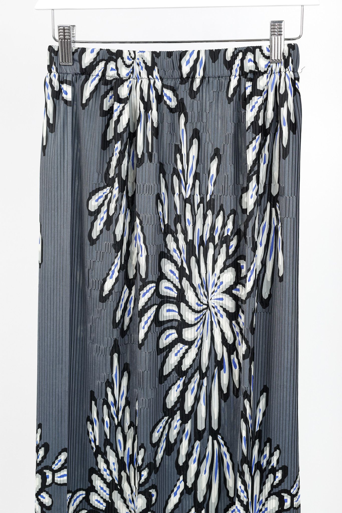 Pleats Please Issey Miyake Issey Miyake Grey Pleated Floral-Print Skirt Size 24" / US 00 / IT 34 - 3 Thumbnail