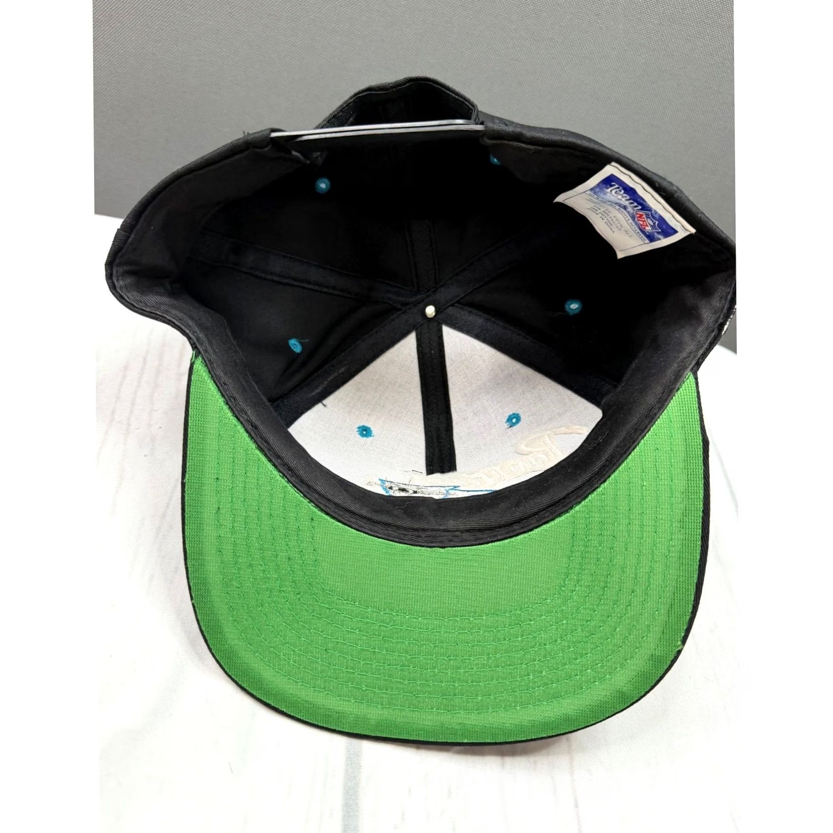 NFL VINTAGE AJD Team NFL Carolina Panthers Hat Mens Black Snapback OSFA Size US 35 - 7 Thumbnail