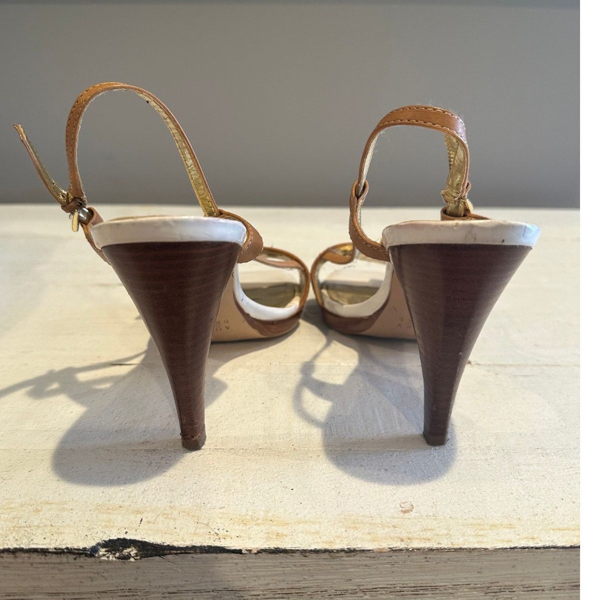Other Audrey Brooke White Patent Leather Gold Slingback Heels 7.5 Size US 7.5 / IT 37.5 - 5 Thumbnail