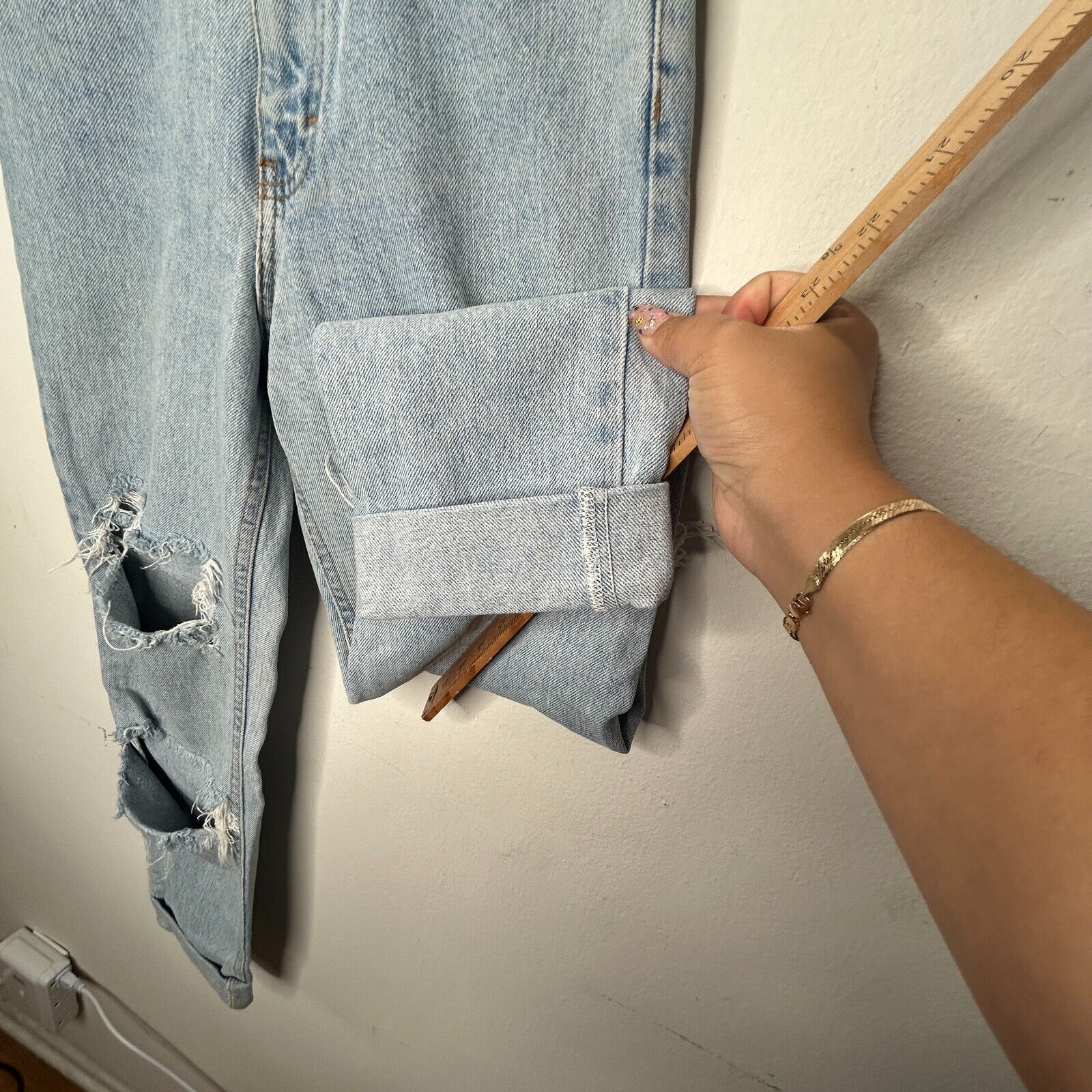 Calvin Klein Calvin Klein Light Wash Distressed Cuffed High-Rise Jeans 4 Size 27" / US 4 / IT 40 - 9 Thumbnail