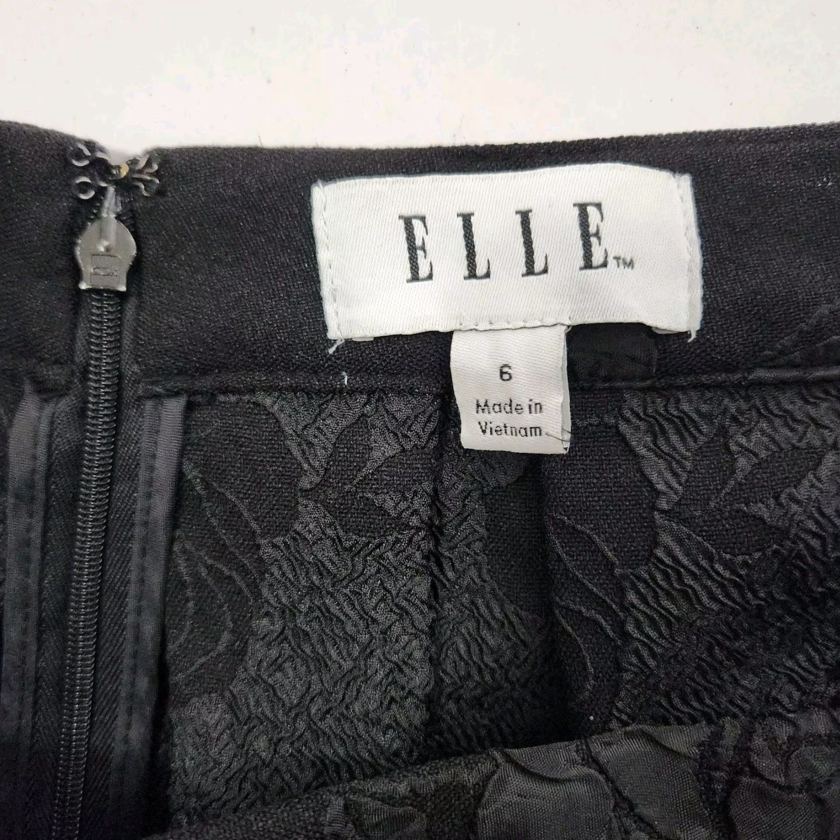 Vintage ELLE Skirt Women Knee Length Black Pleated Rose Applique Full Zip Polyester 6 City Floral Retro 90s Womens Size 28" / US 6 / IT 42 - 7 Thumbnail