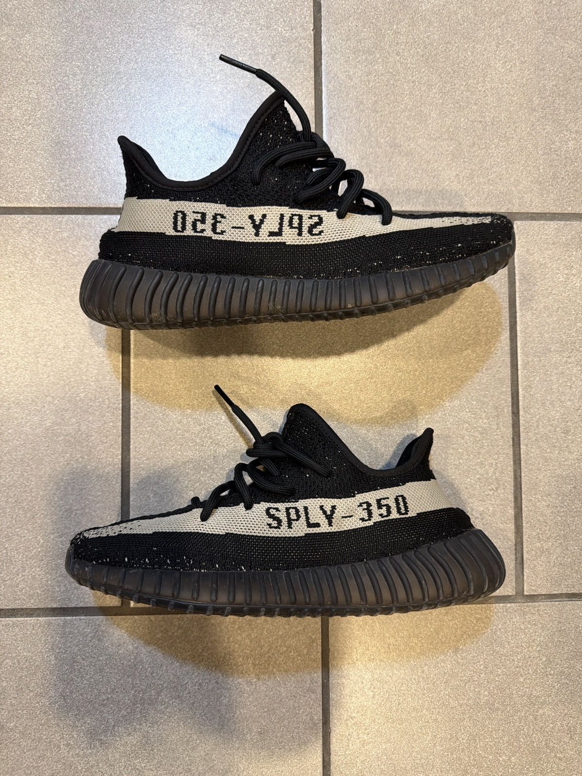 Yeezy Yeezy 350 V2 Oreo Size US 8 / EU 41 - 2 Thumbnail