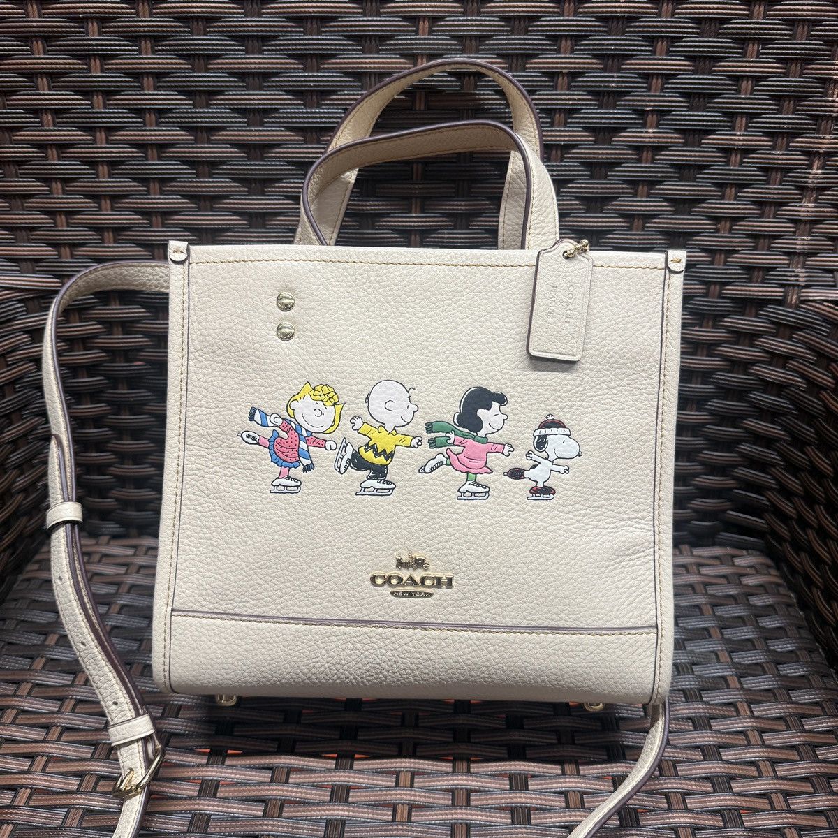 COACH × PEANUTS SNOOPY Dempsey Carryall 公式】コーチアウトレット | 【COACH X PEANUTS】デンプシー キャリー