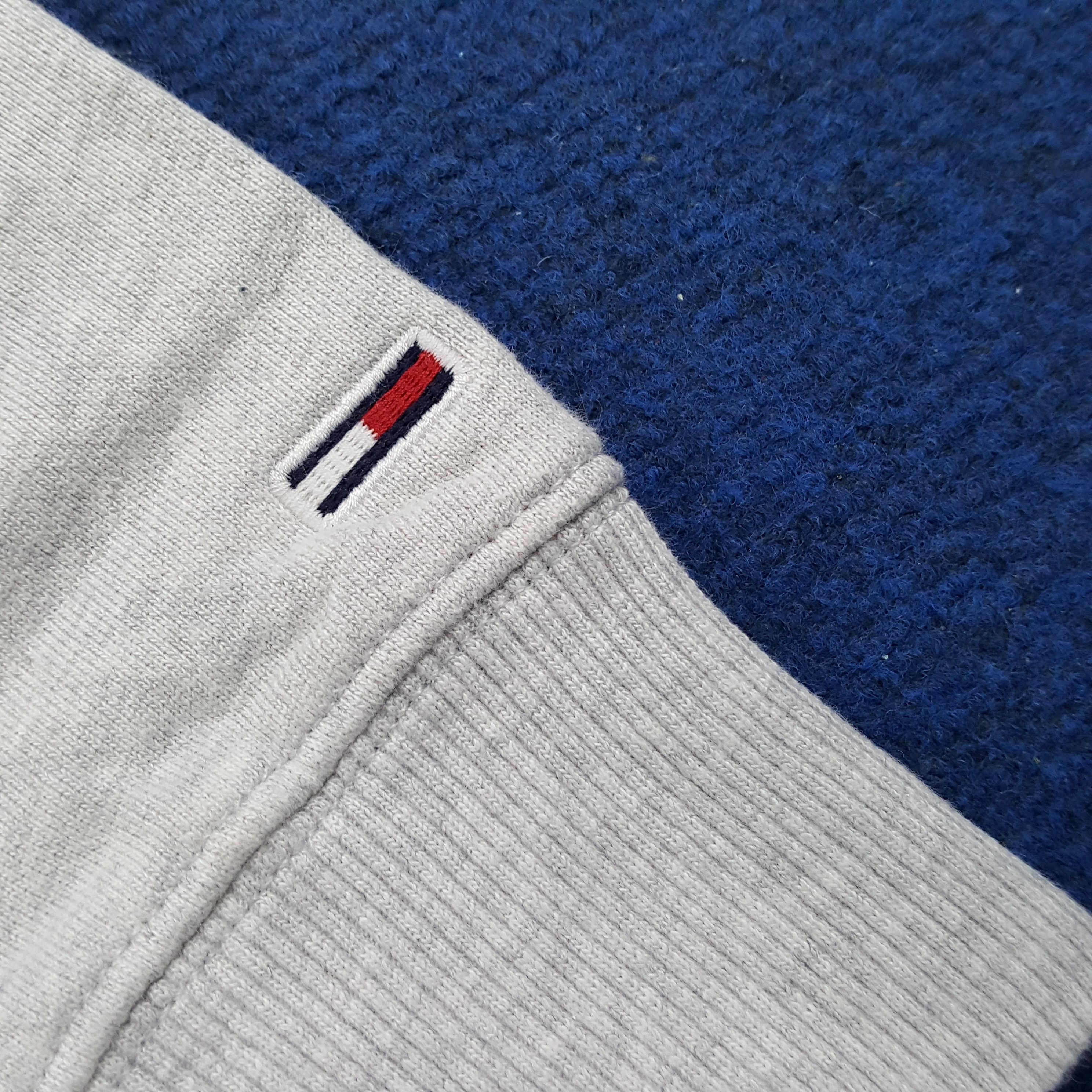 Tommy Hilfiger × Tommy Jeans × Vintage Vintage Tommy Jeans Embroidery Center Streetwear Sweatshirts Size US L / EU 52-54 / 3 - 16 Thumbnail