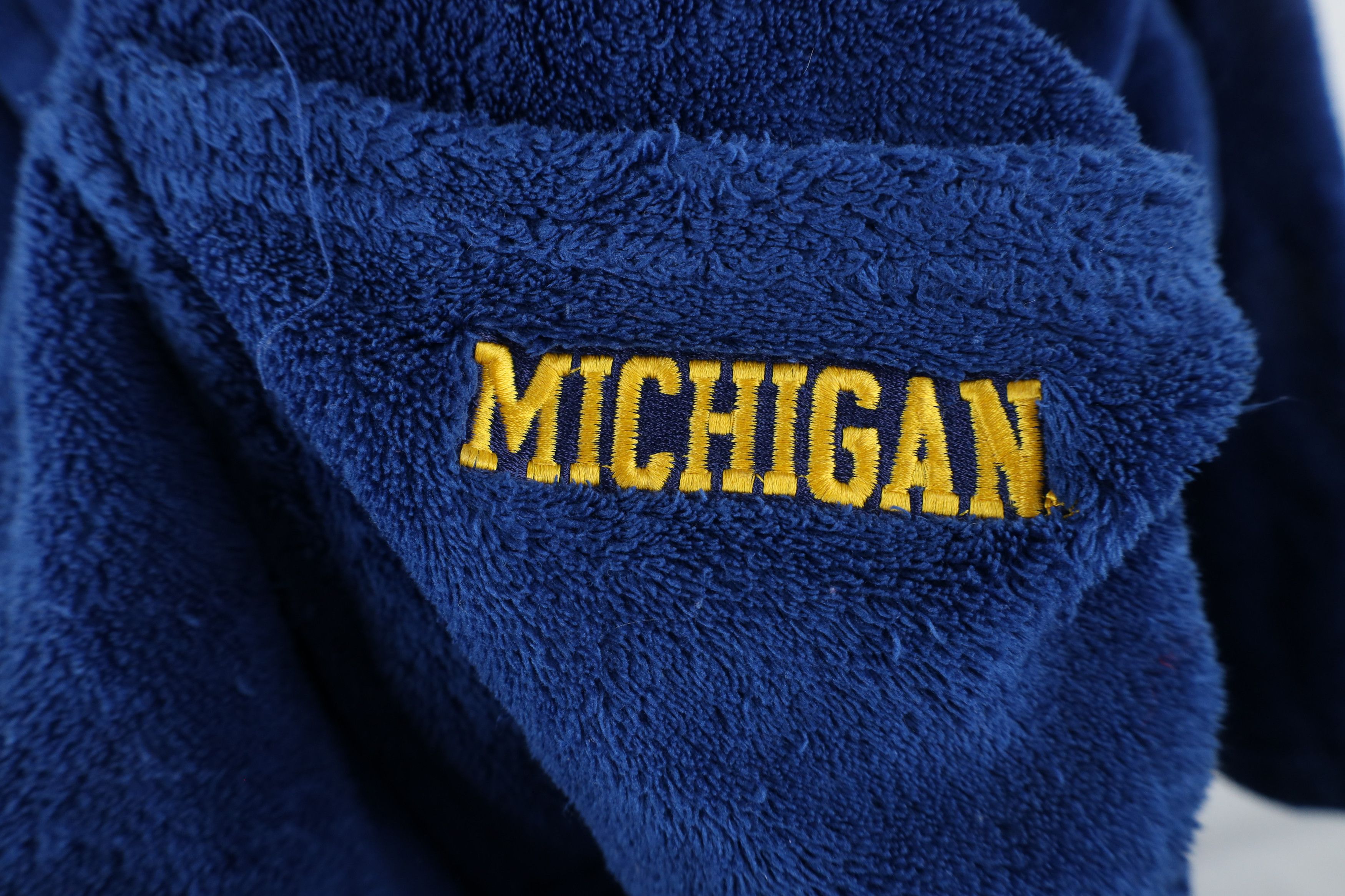 Vintage Vintage 90s Thrashed University of Michigan Fleece Robe Size US XL / EU 56 / 4 - 6 Thumbnail