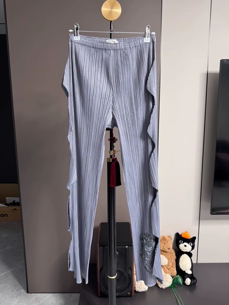 Issey Miyake size:3 Purple kelp embossed straight-leg trou