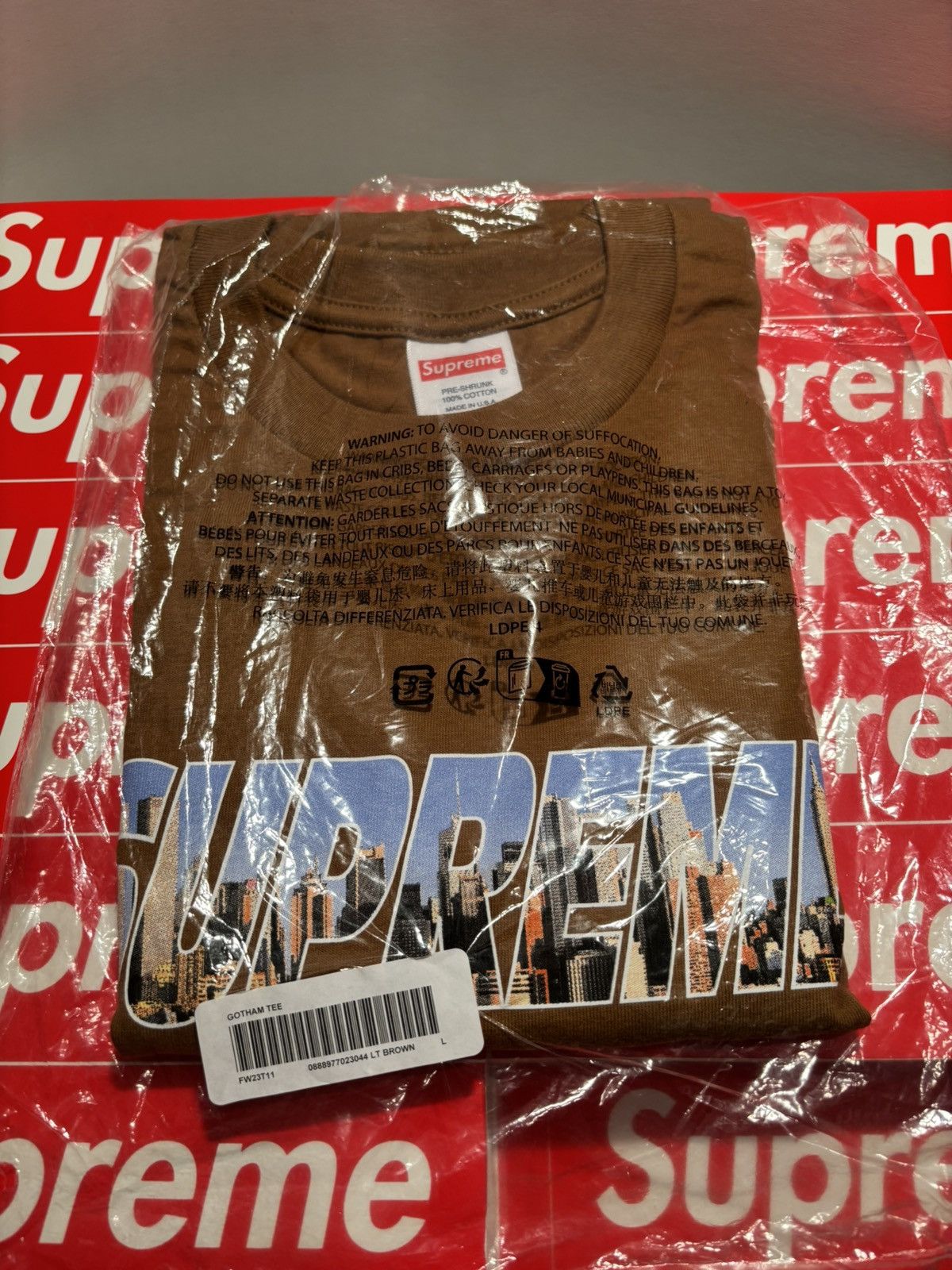Supreme Supreme GOTHAM tee shirt FW23 light brown Large deadstock Size US L / EU 52-54 / 3 - 6 Thumbnail