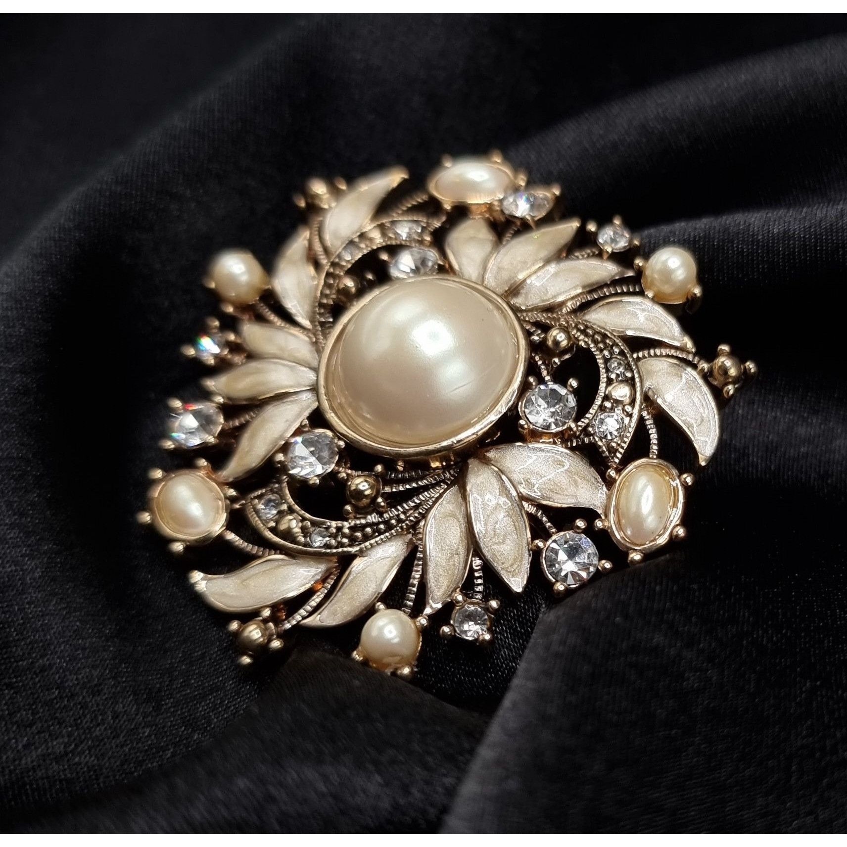 Monet Vintage 1990's MONET Signed Faux Pearl & Rhinestone Floral B Size ONE SIZE - 2 Thumbnail