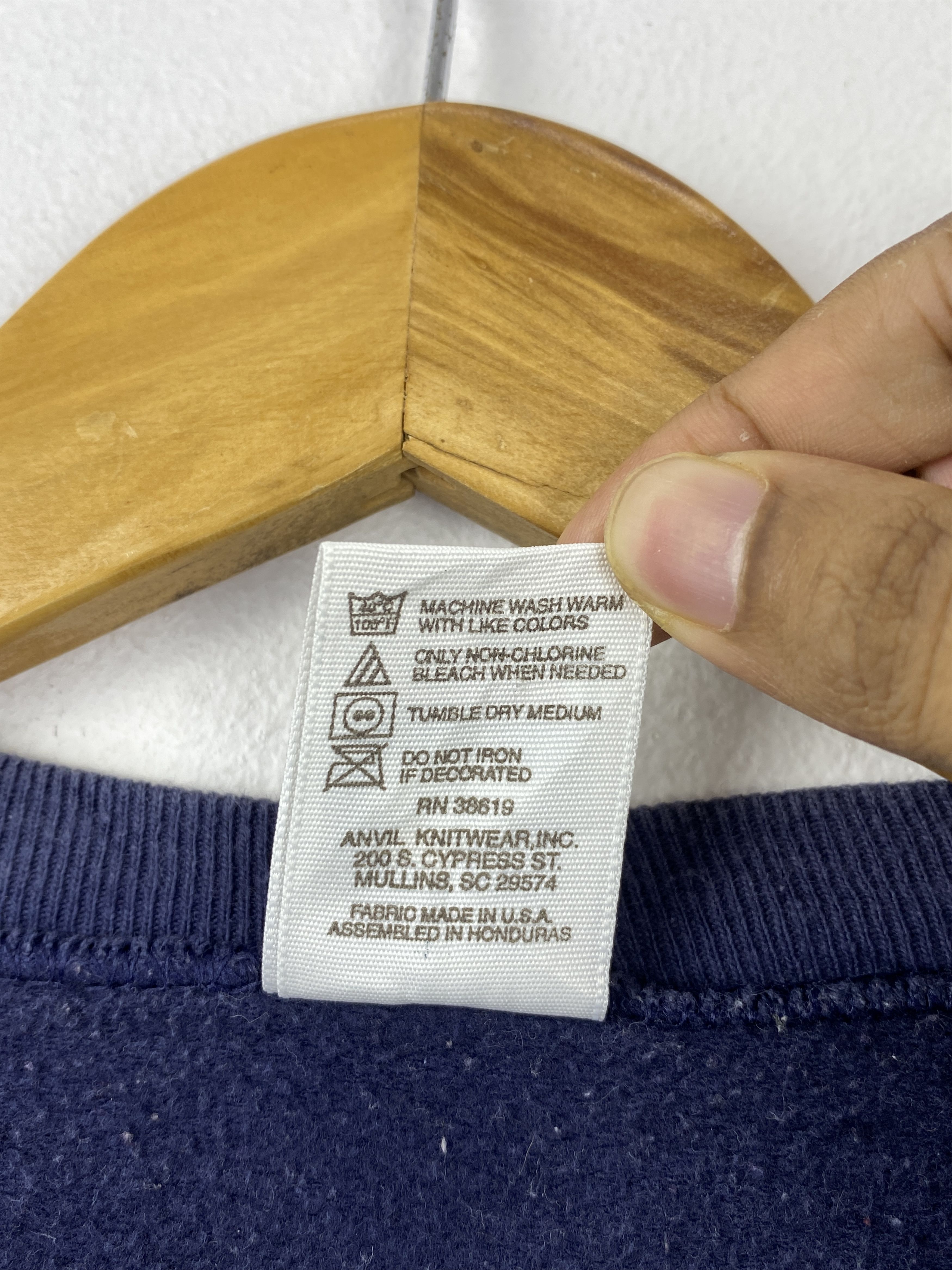 Vintage Vintage 90s Guam Crewneck Pullover Jumper Sweatshirt SH0539 Size US L / EU 52-54 / 3 - 8 Thumbnail