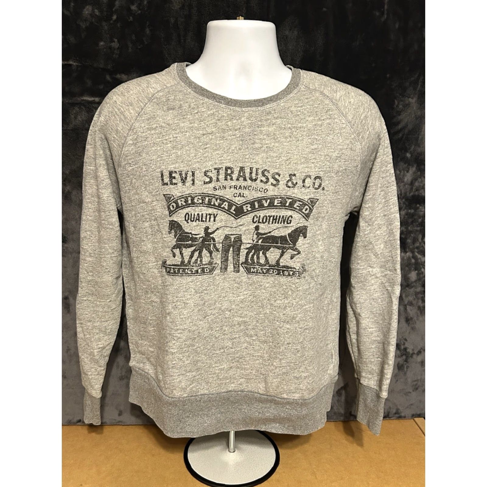 Levi's VINTAGE Levi's Sweatshirt Pullover Unisex Adults Large Heather Gray Front Graphic Logo Size US L / EU 52-54 / 3 - 7 Thumbnail
